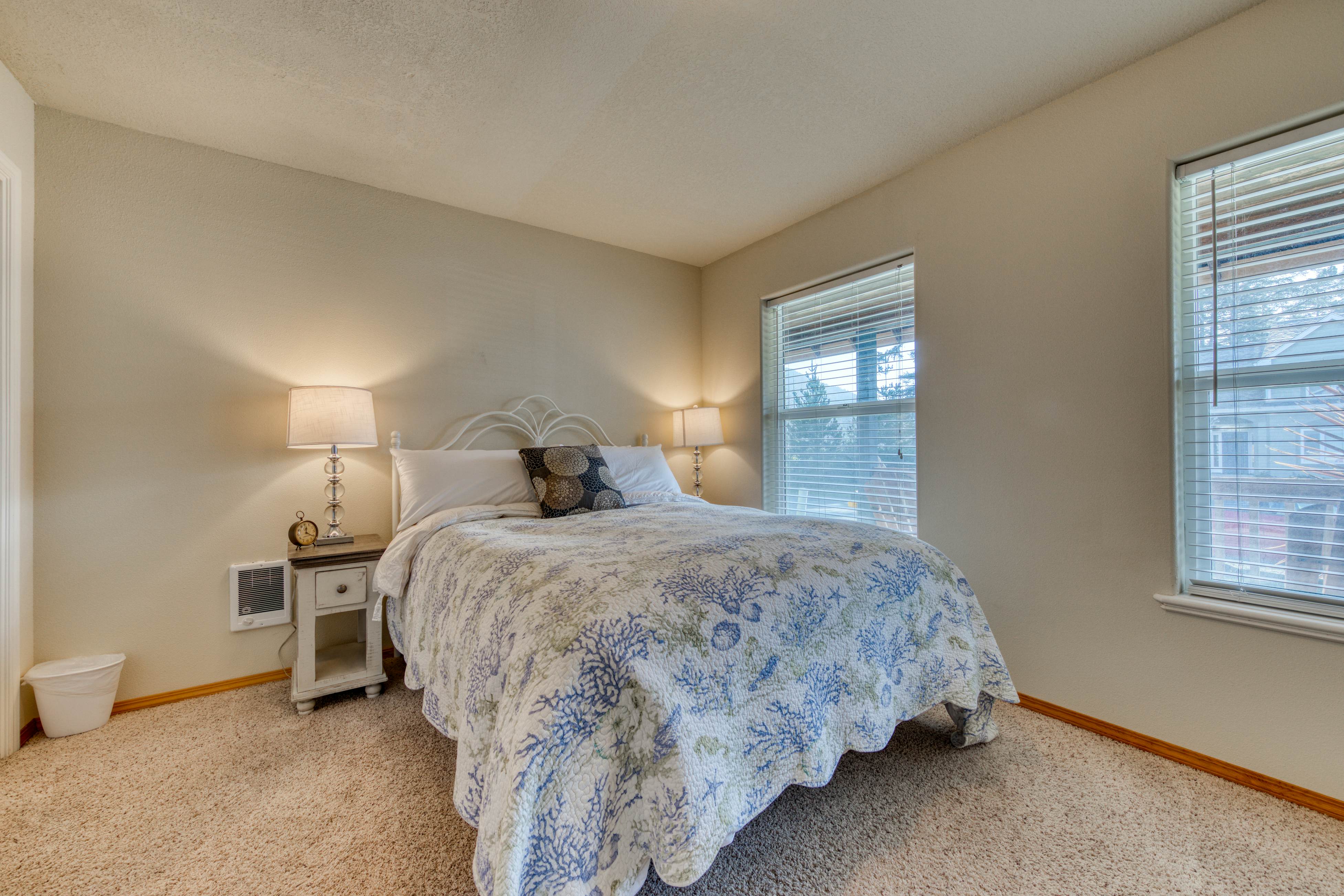 Modern dog-friendly house w/ private hot tub, gas fireplace, & free WiFi