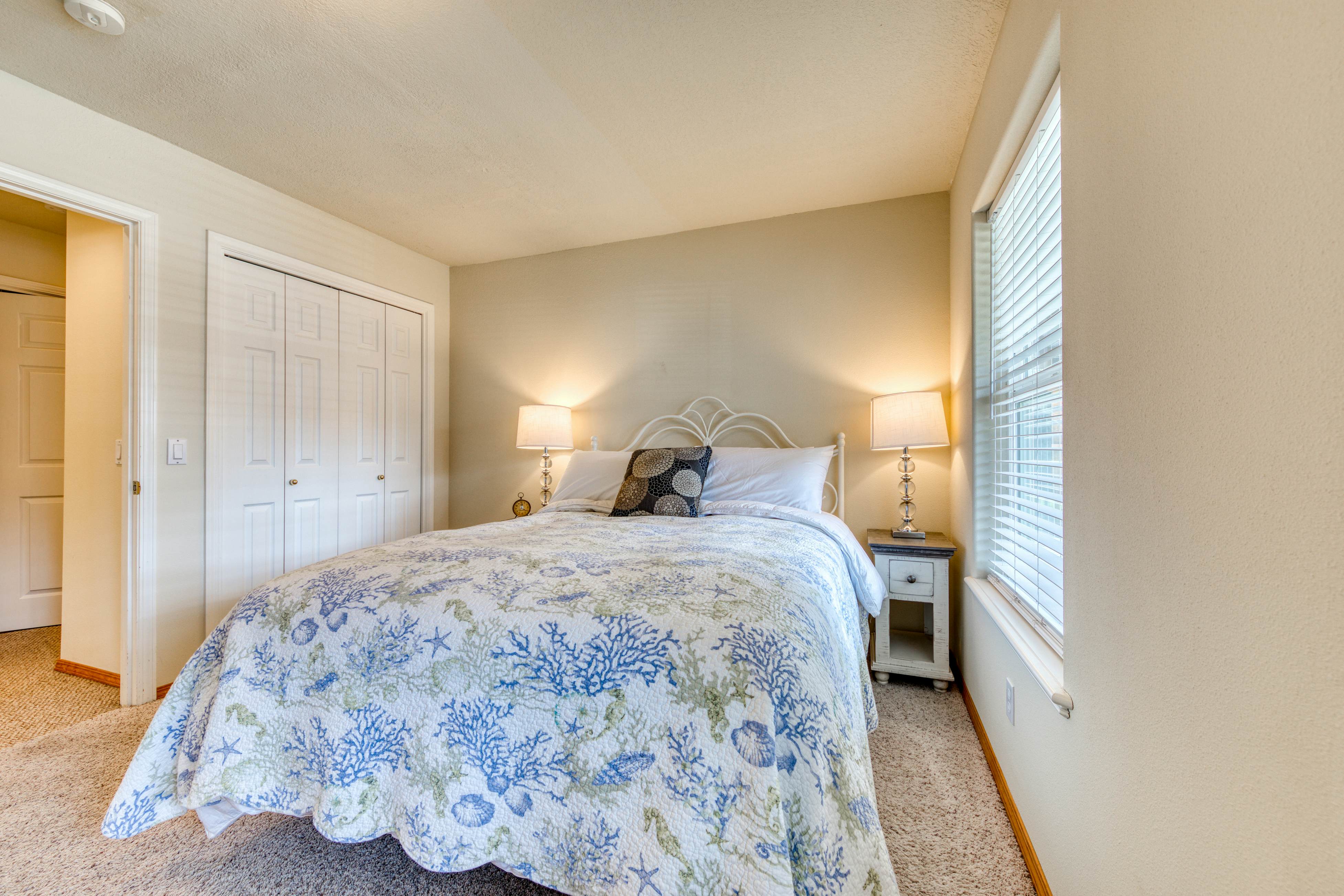 Modern dog-friendly house w/ private hot tub, gas fireplace, & free WiFi