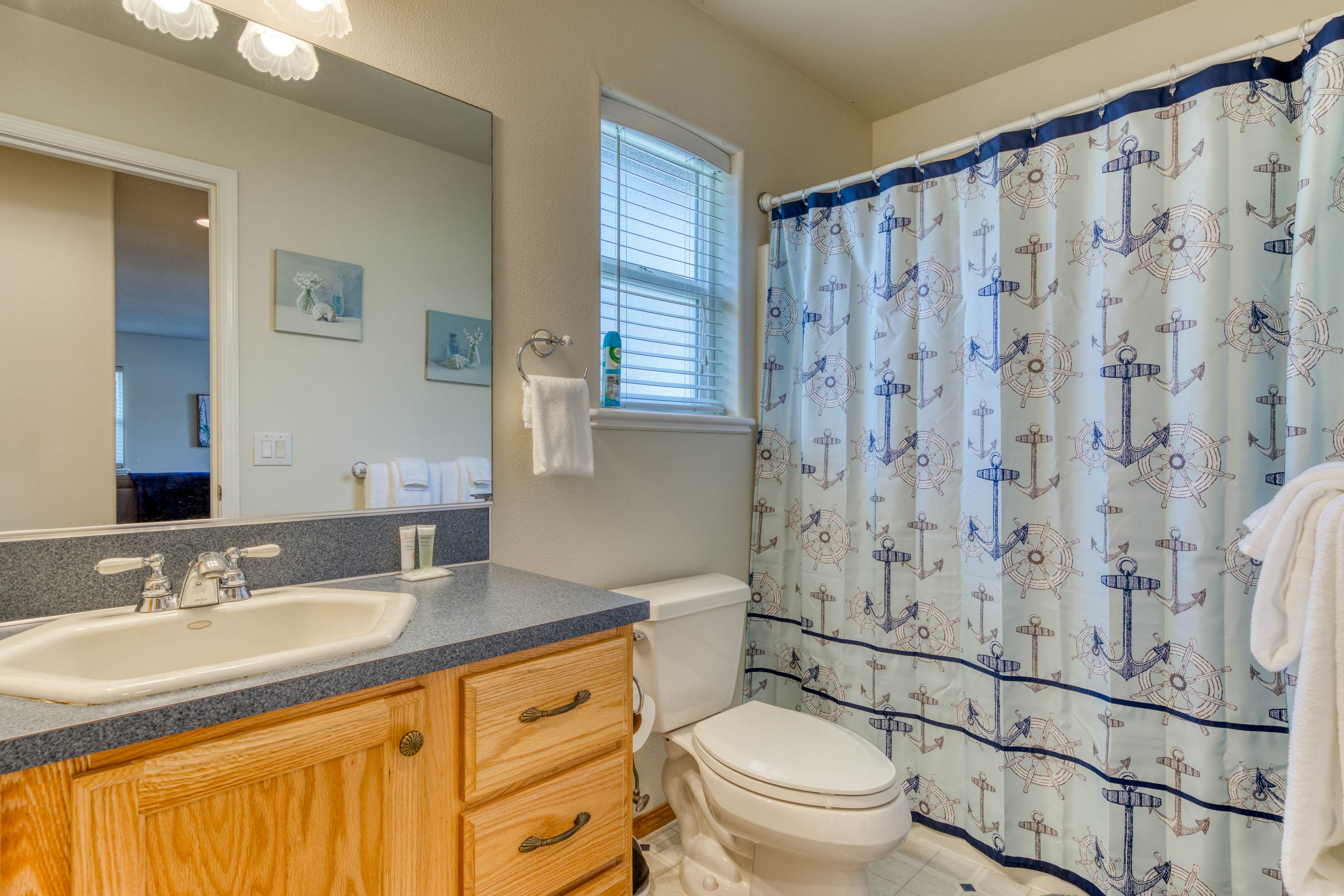 Modern dog-friendly house w/ private hot tub, gas fireplace, & free WiFi