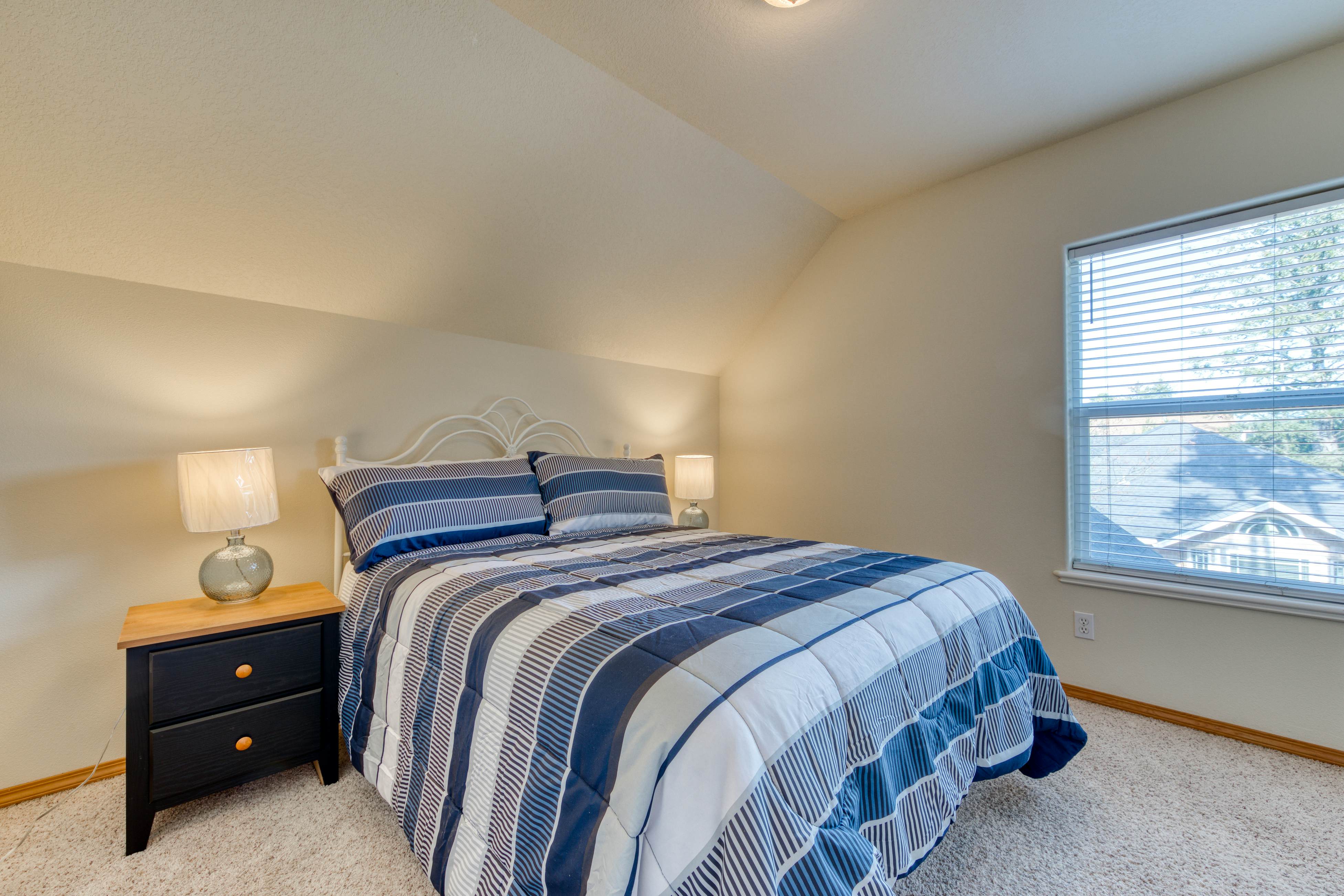 Modern dog-friendly house w/ private hot tub, gas fireplace, & free WiFi