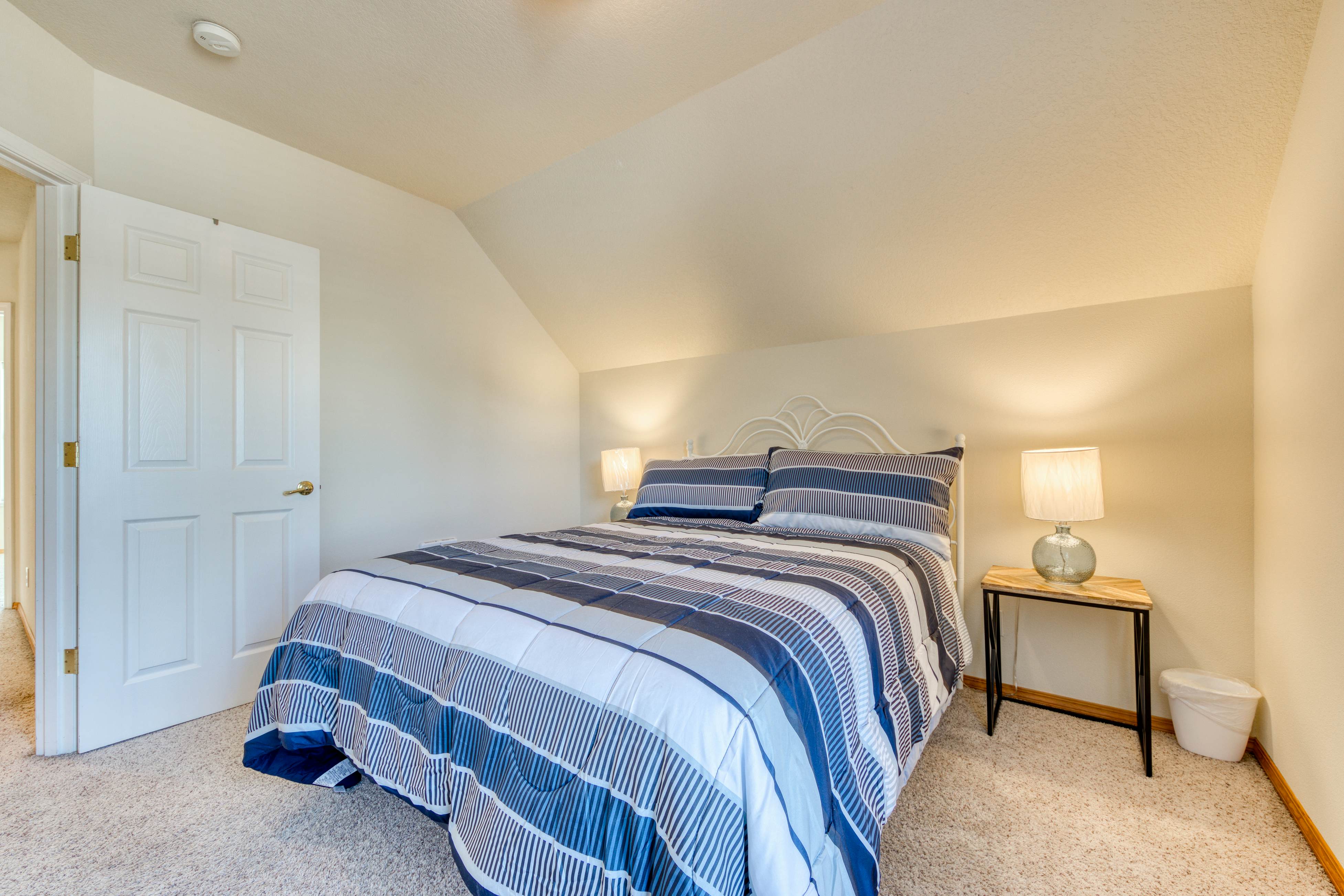 Modern dog-friendly house w/ private hot tub, gas fireplace, & free WiFi