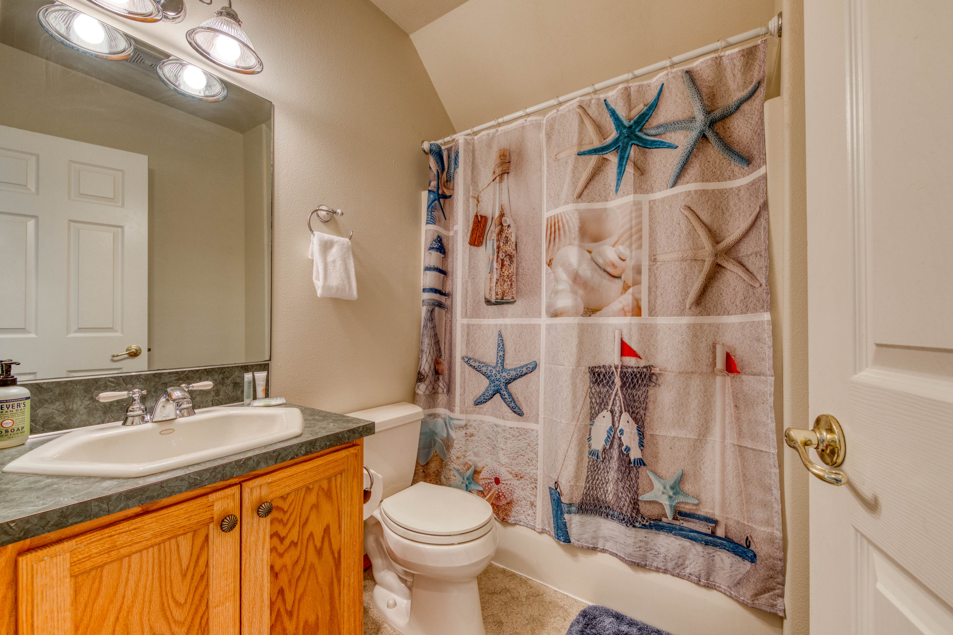 Modern dog-friendly house w/ private hot tub, gas fireplace, & free WiFi