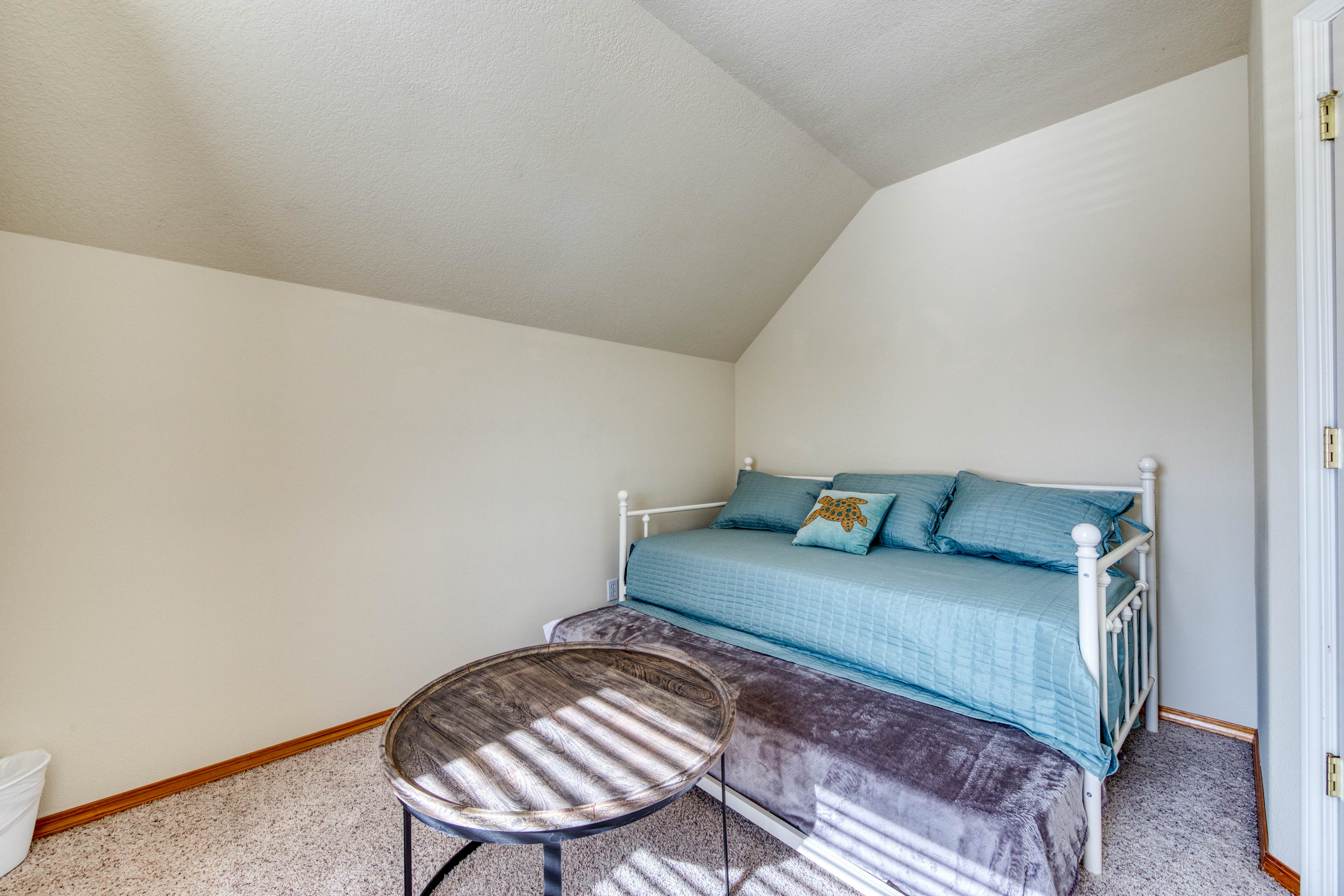 Modern dog-friendly house w/ private hot tub, gas fireplace, & free WiFi