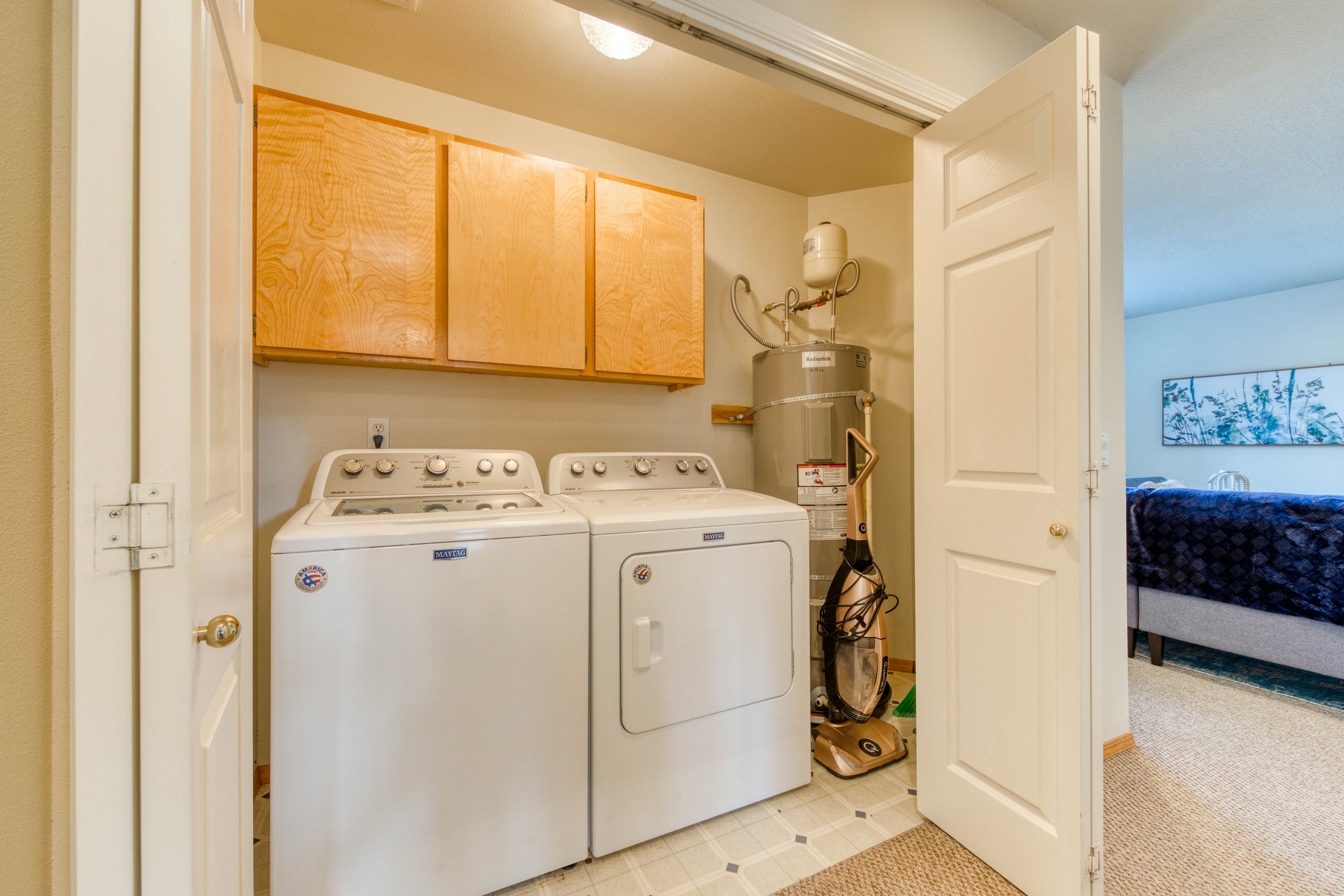 Modern dog-friendly house w/ private hot tub, gas fireplace, & free WiFi