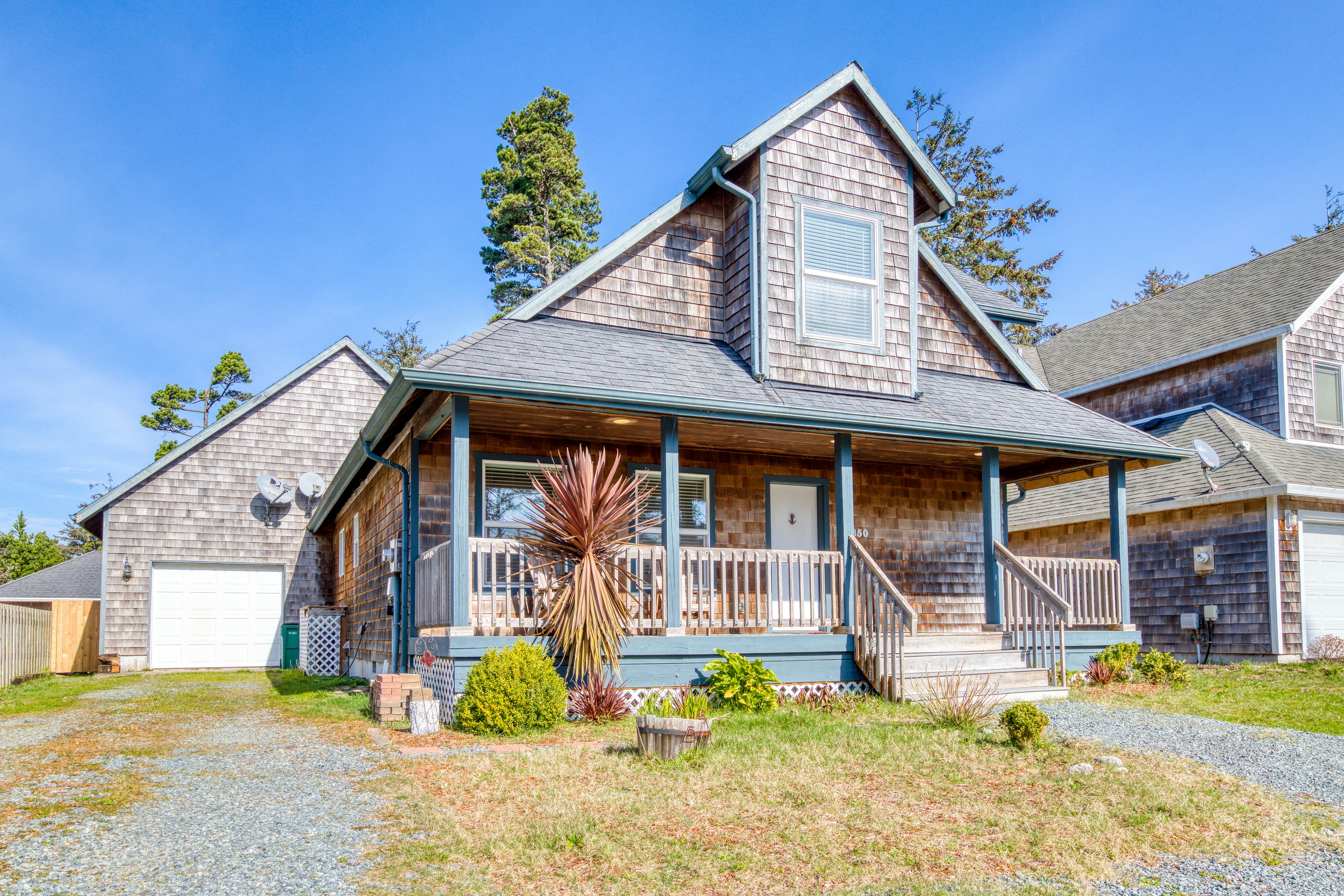 Modern dog-friendly house w/ private hot tub, gas fireplace, & free WiFi