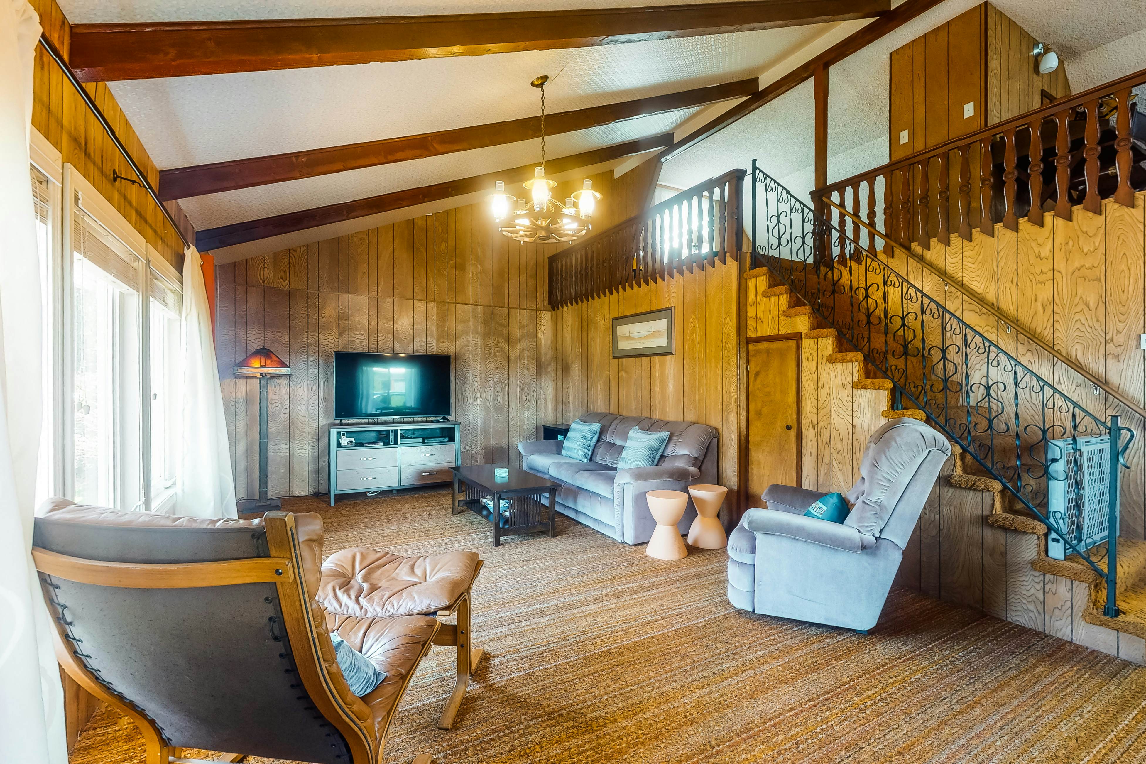 Charming dog friendly getaway with a full kitchen and firepit walk to the beach