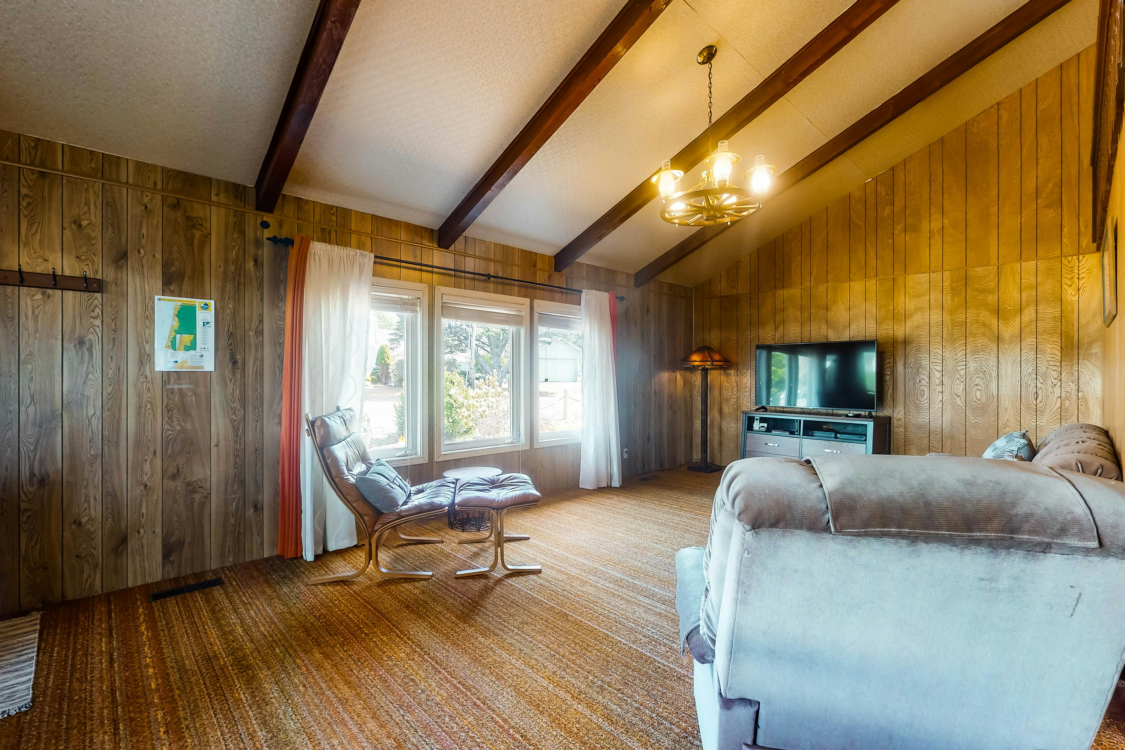 Charming dog friendly getaway with a full kitchen and firepit walk to the beach