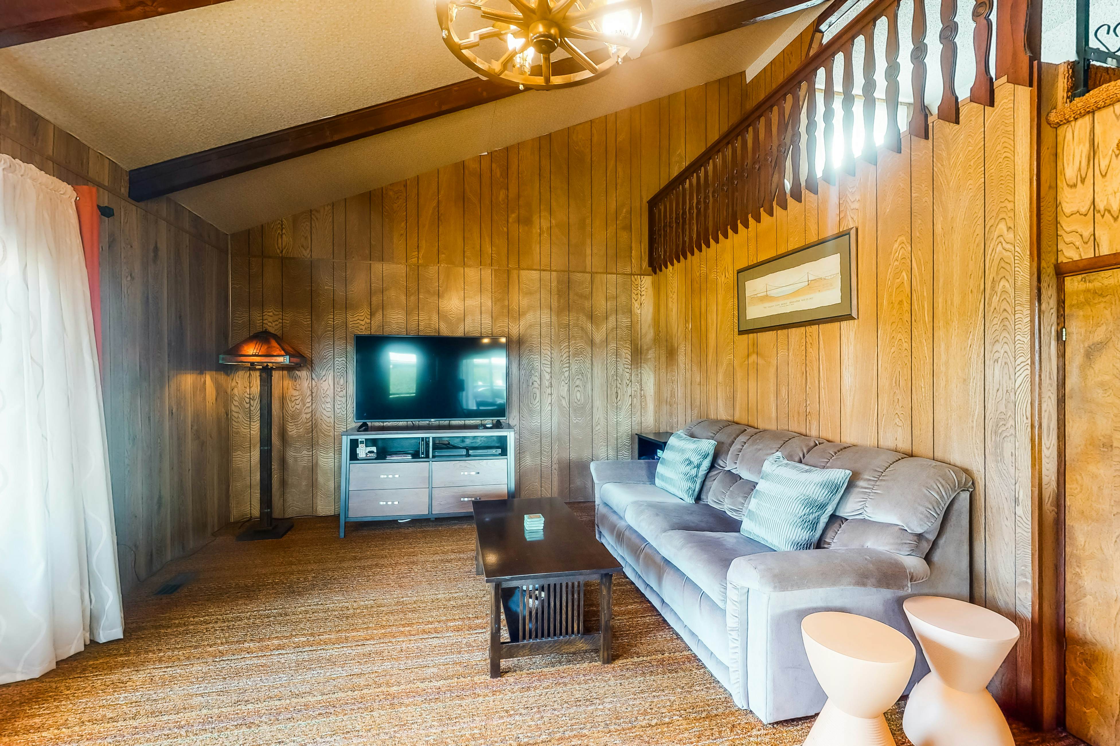 Charming dog friendly getaway with a full kitchen and firepit walk to the beach