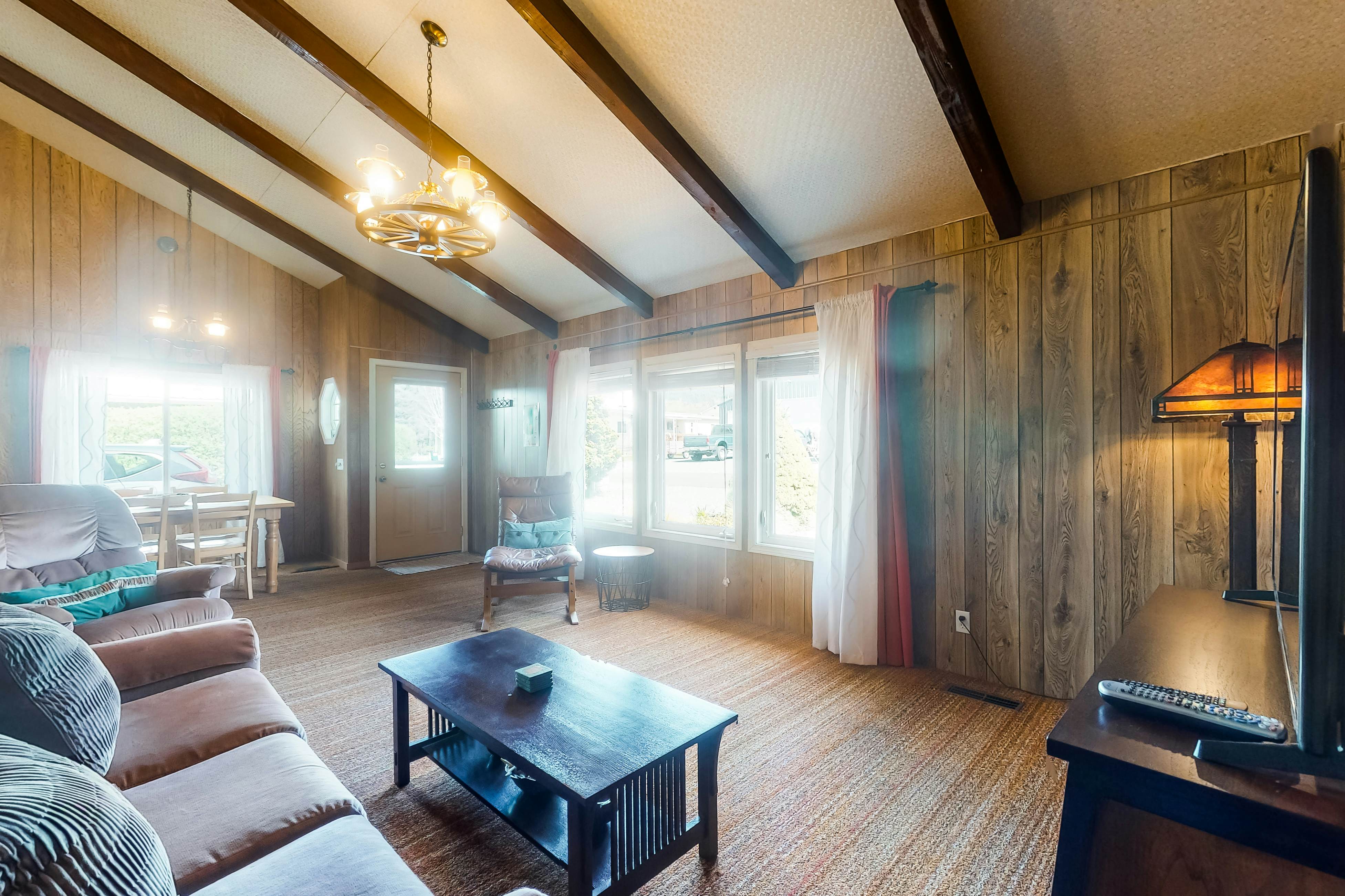 Charming dog friendly getaway with a full kitchen and firepit walk to the beach