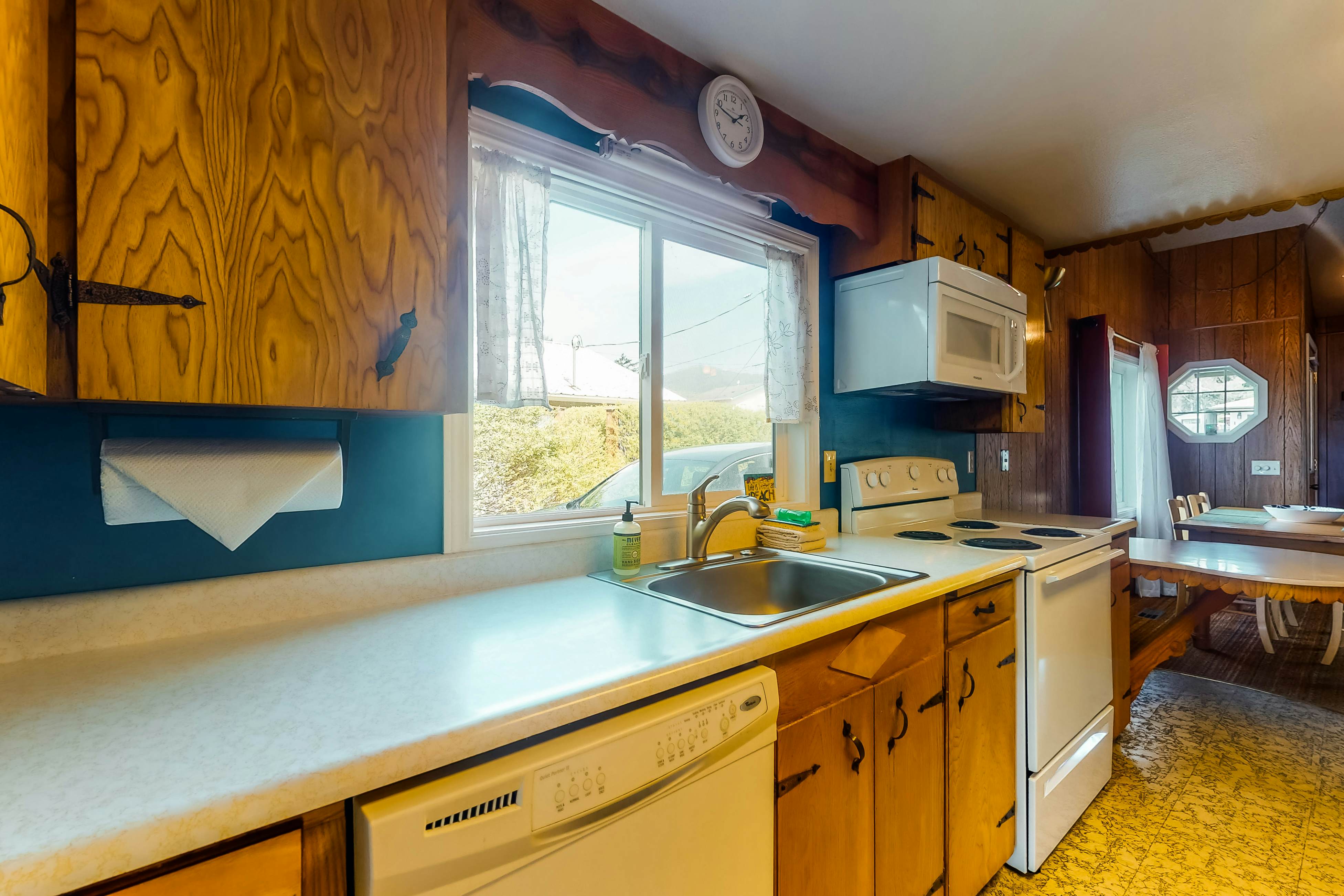 Charming dog friendly getaway with a full kitchen and firepit walk to the beach