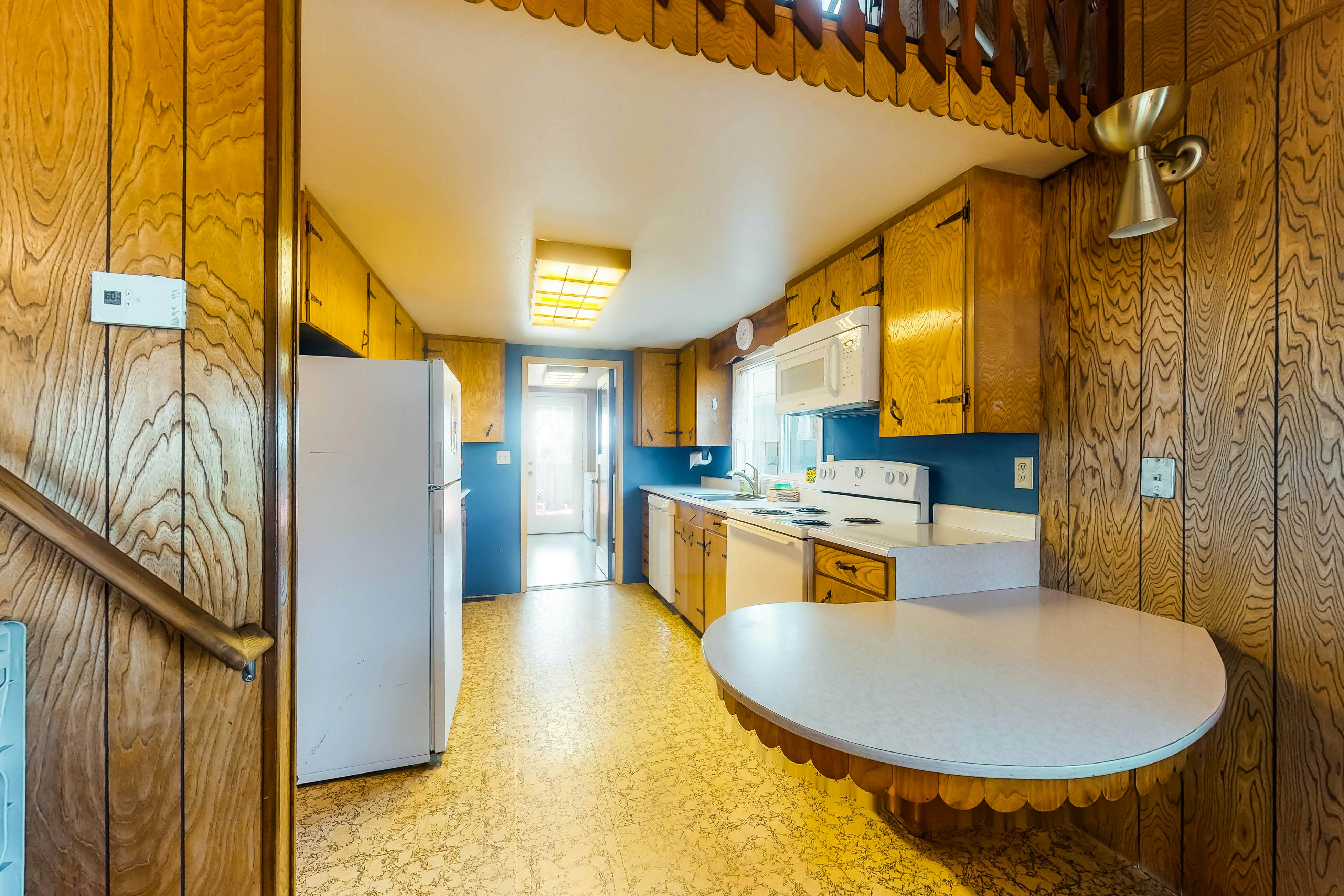 Charming dog friendly getaway with a full kitchen and firepit walk to the beach