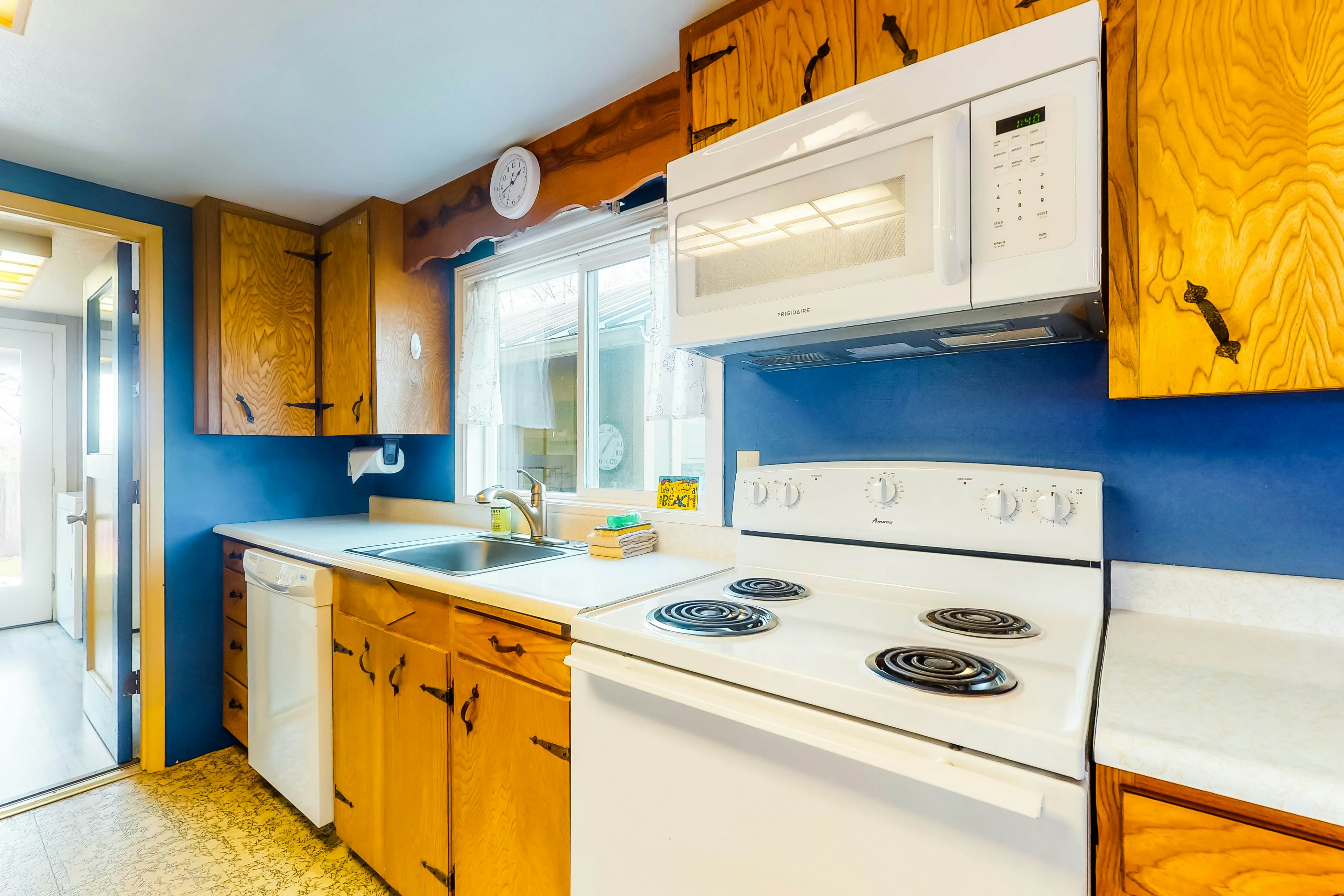 Charming dog friendly getaway with a full kitchen and firepit walk to the beach