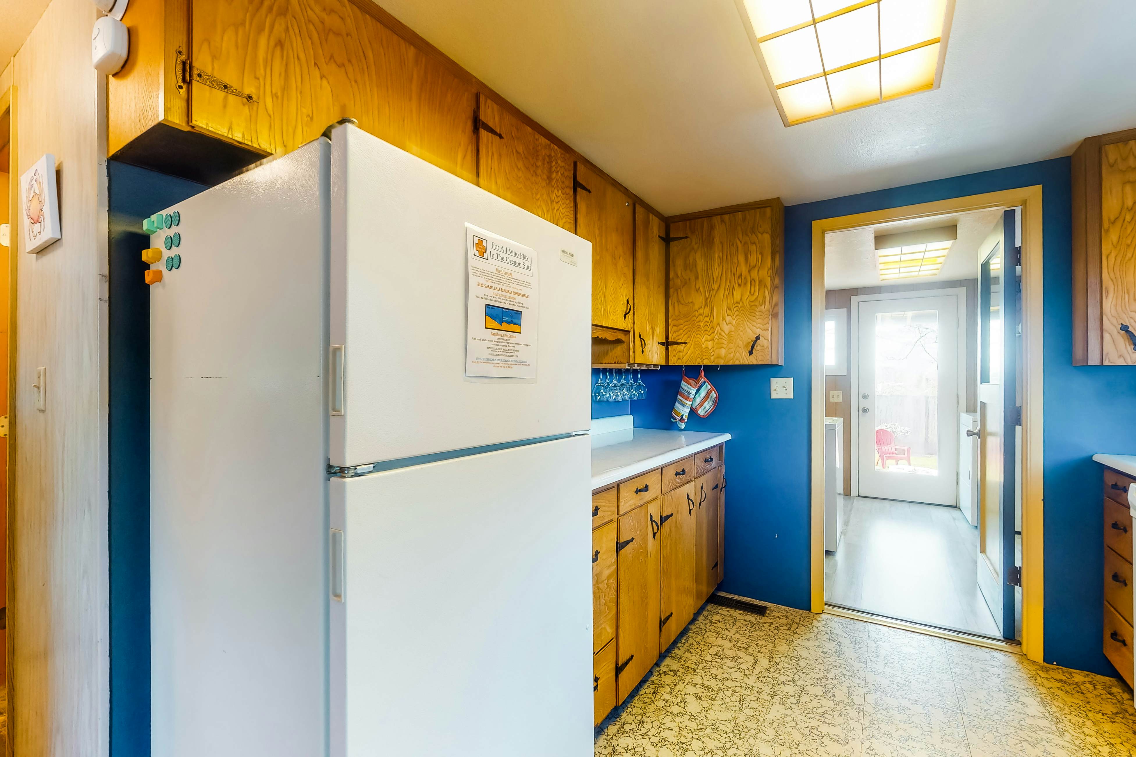 Charming dog friendly getaway with a full kitchen and firepit walk to the beach