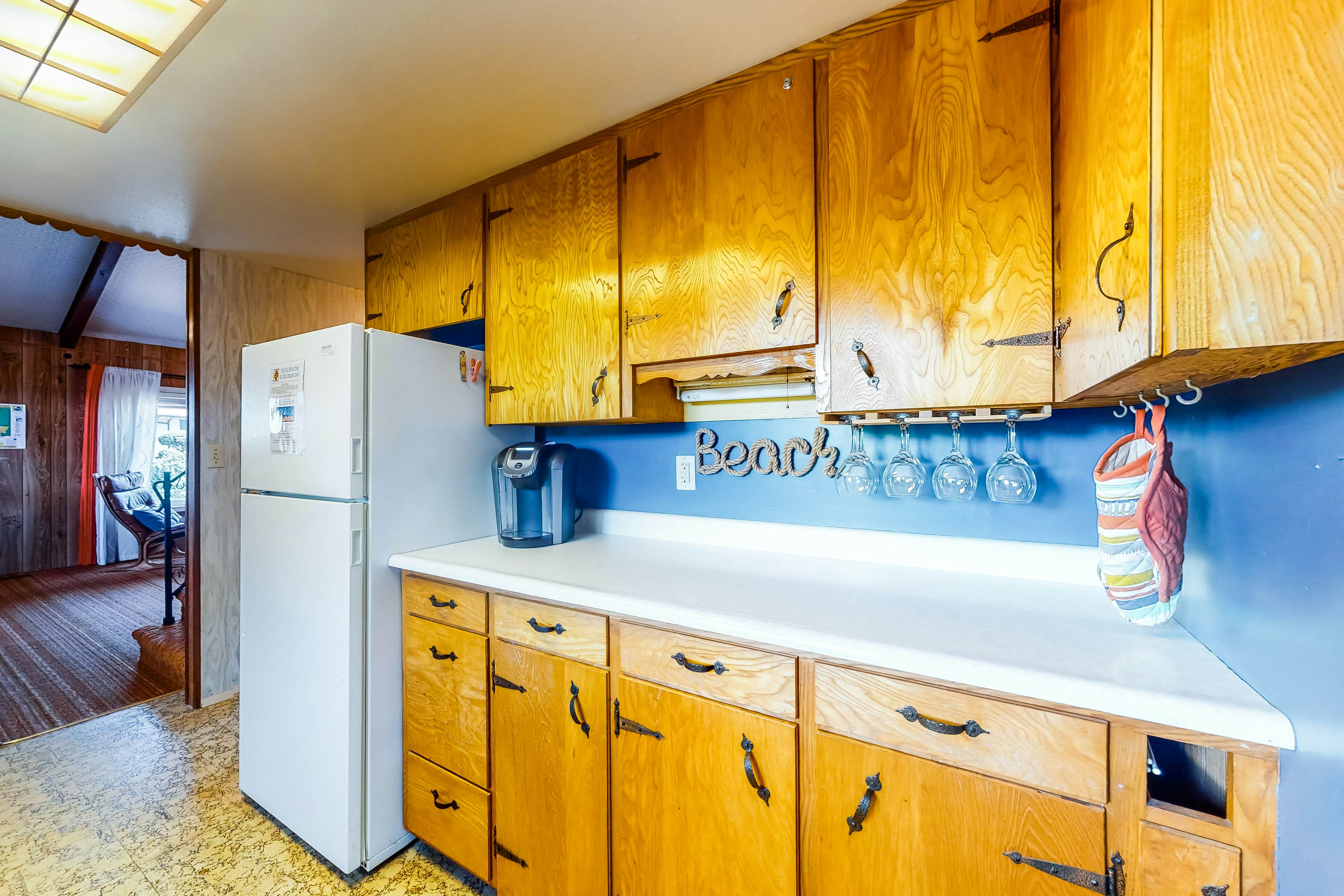 Charming dog friendly getaway with a full kitchen and firepit walk to the beach