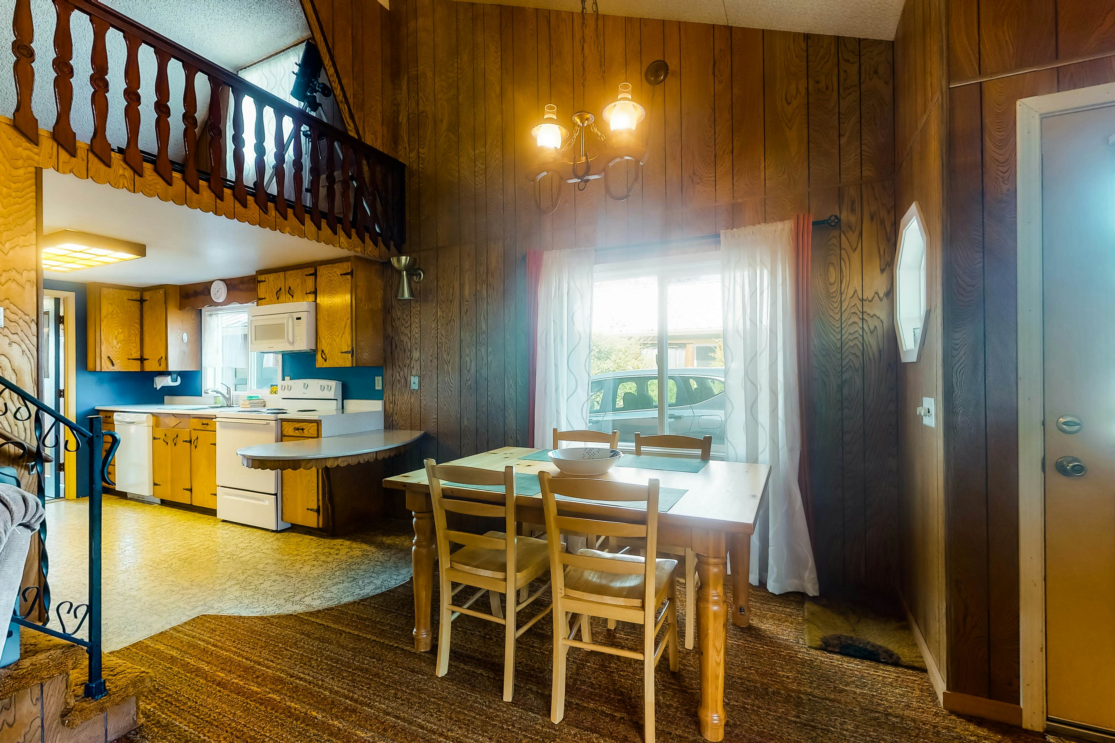 Charming dog friendly getaway with a full kitchen and firepit walk to the beach