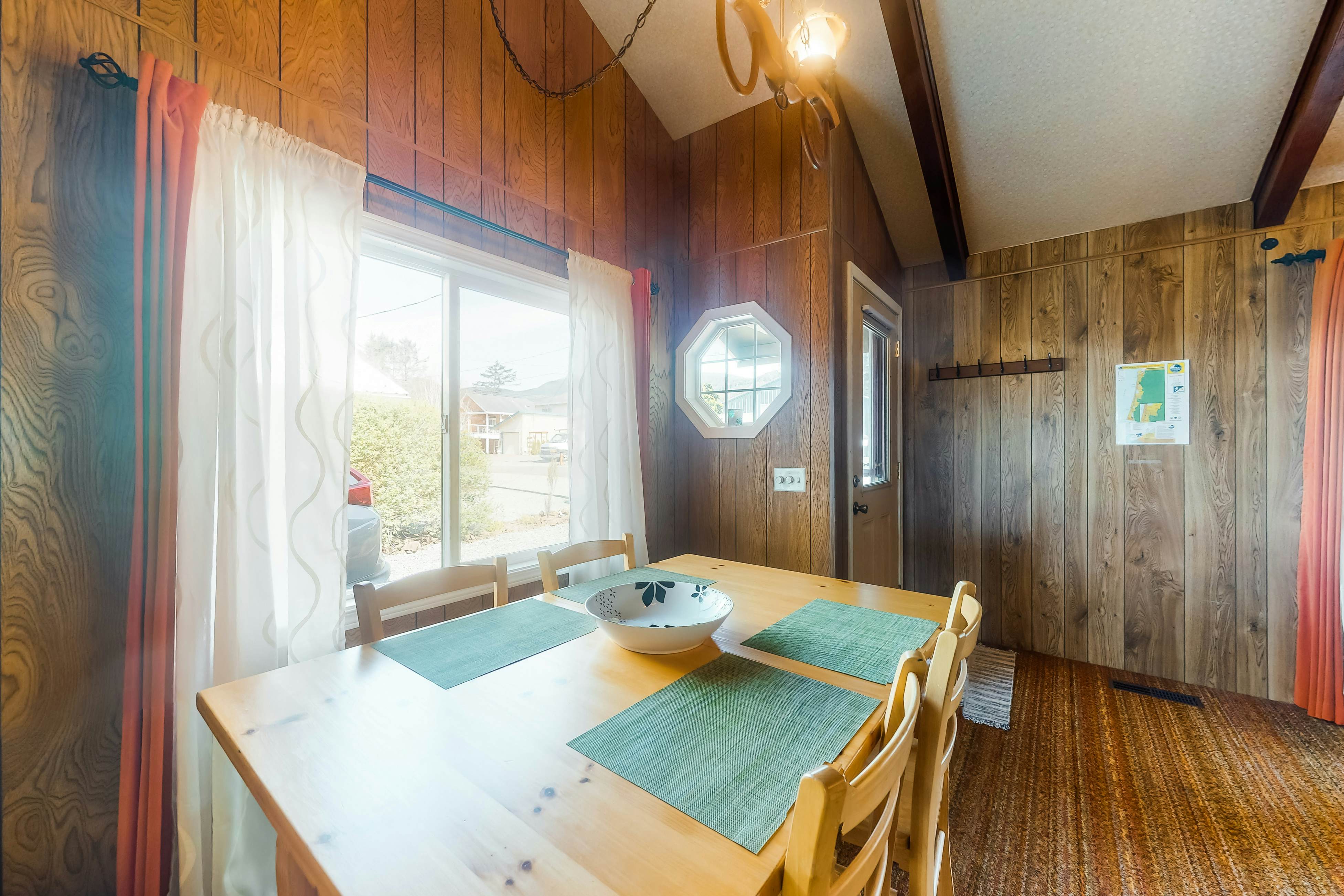 Charming dog friendly getaway with a full kitchen and firepit walk to the beach