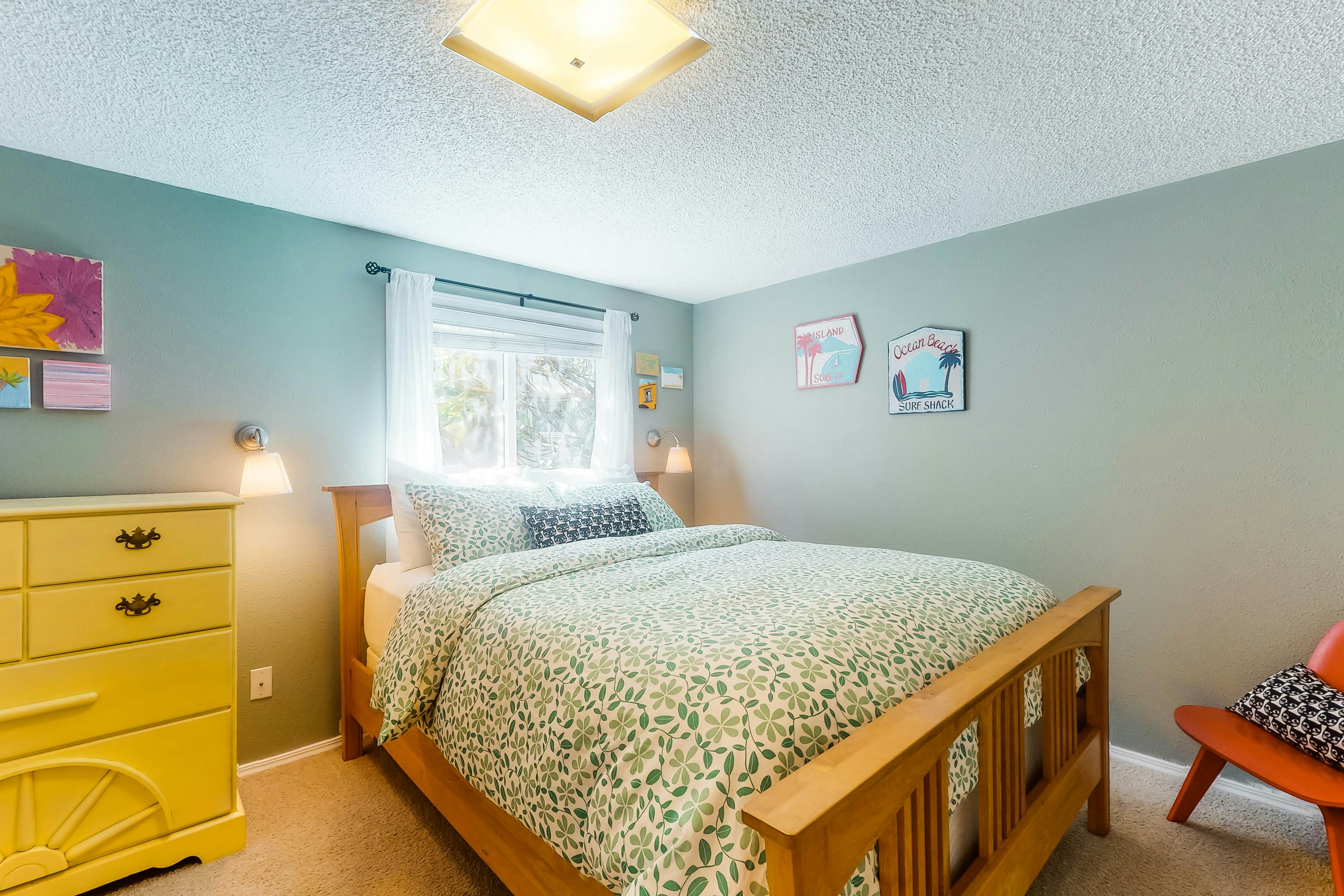 Charming dog friendly getaway with a full kitchen and firepit walk to the beach