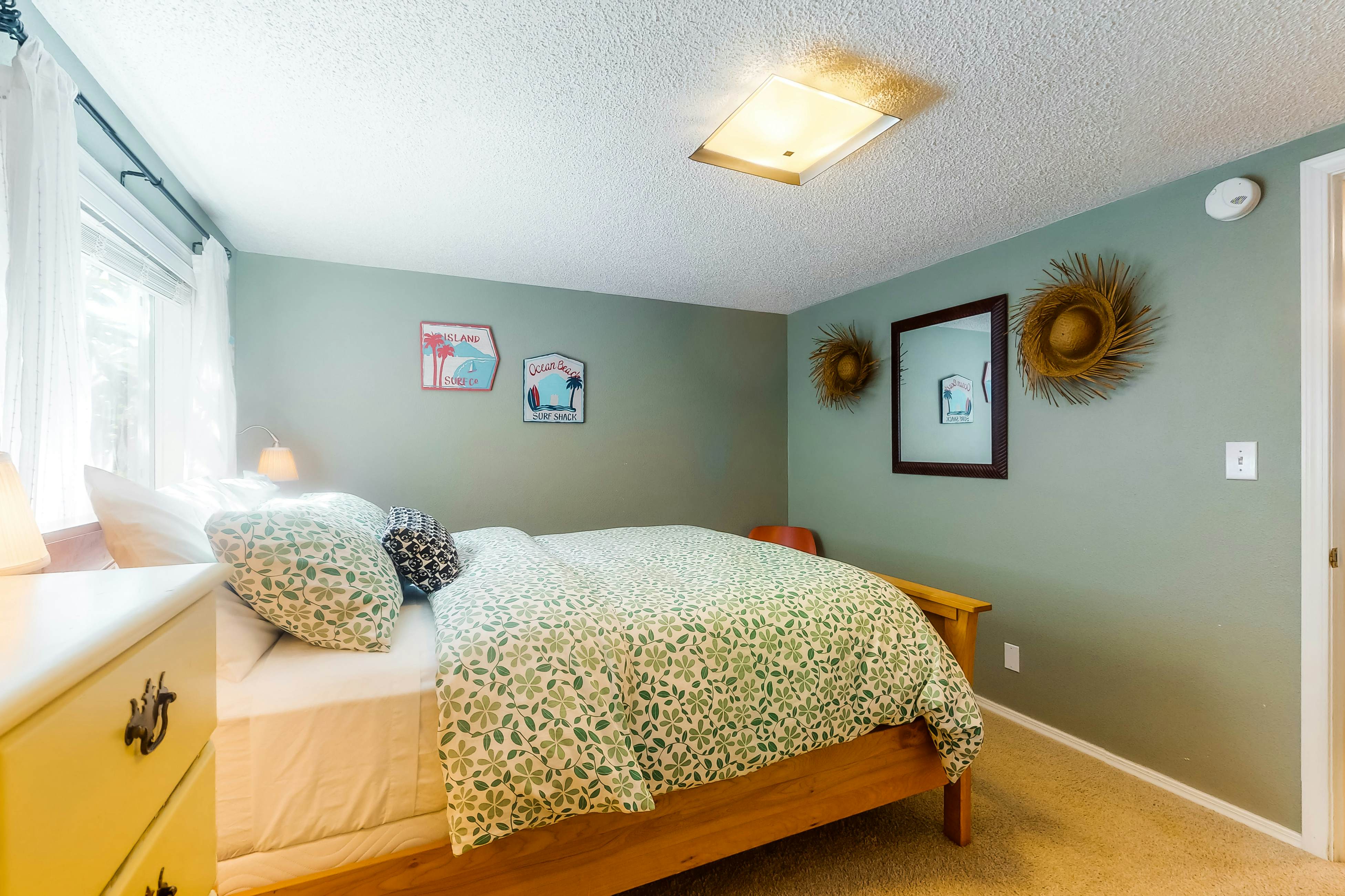 Charming dog friendly getaway with a full kitchen and firepit walk to the beach