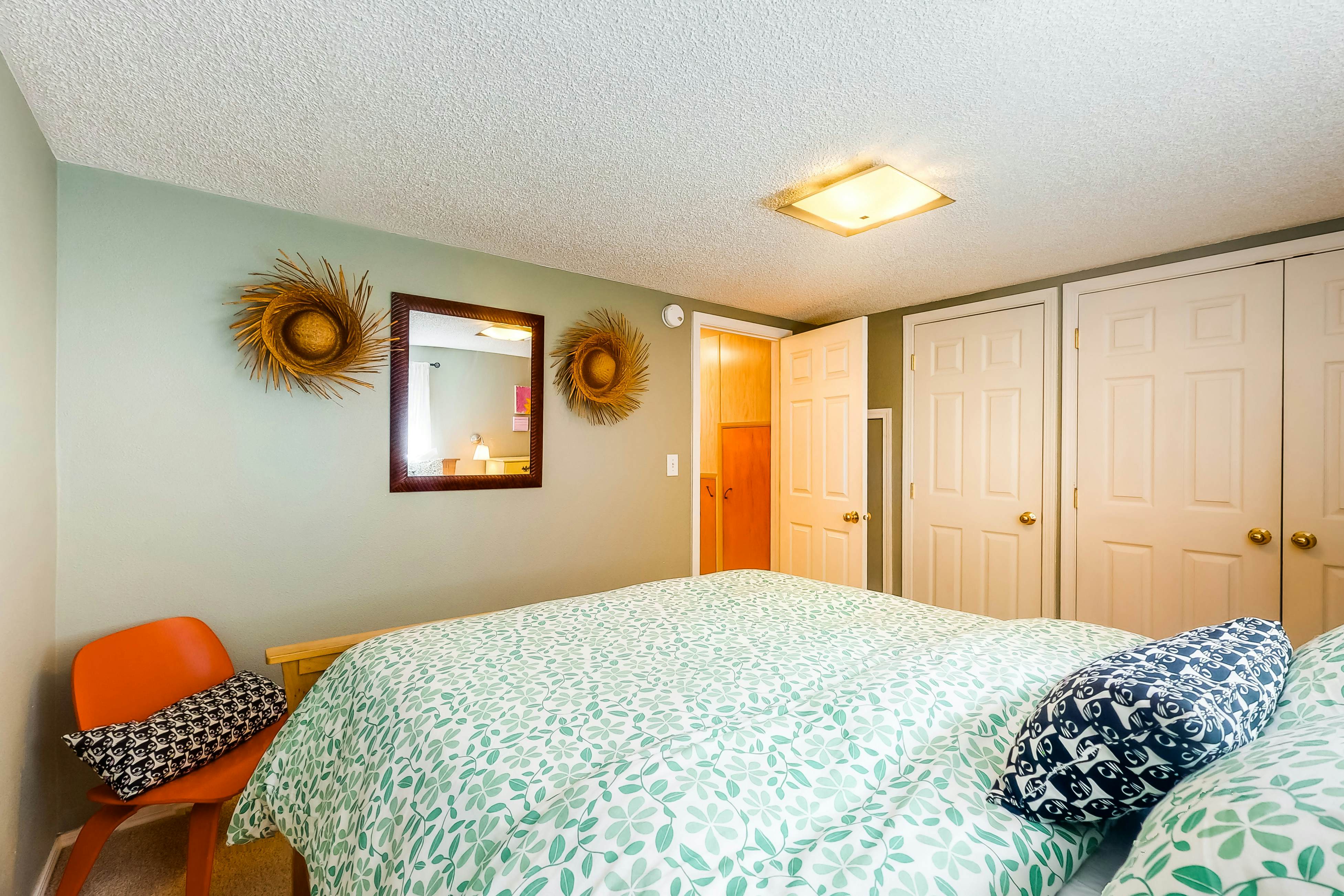 Charming dog friendly getaway with a full kitchen and firepit walk to the beach