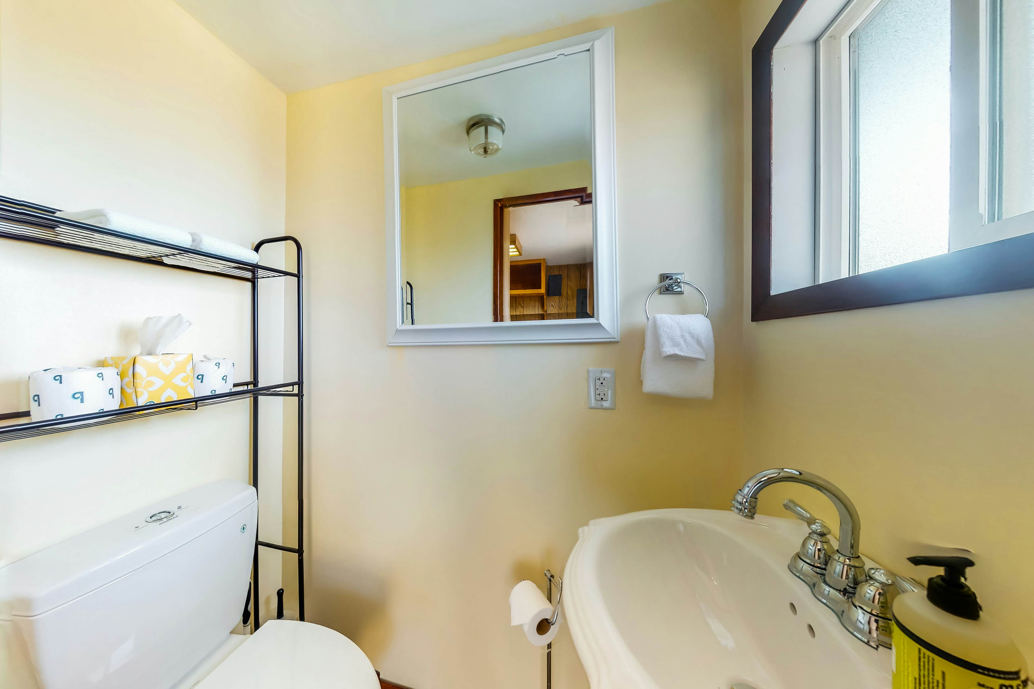 Charming dog friendly getaway with a full kitchen and firepit walk to the beach