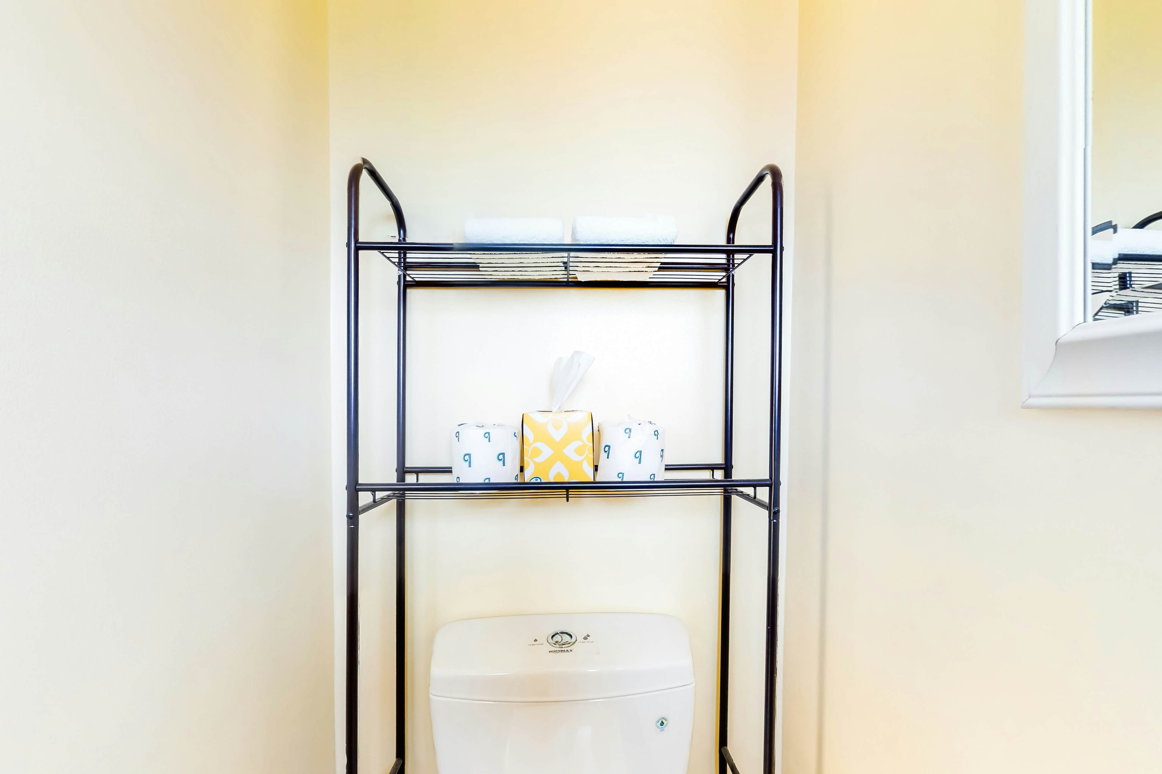 Charming dog friendly getaway with a full kitchen and firepit walk to the beach