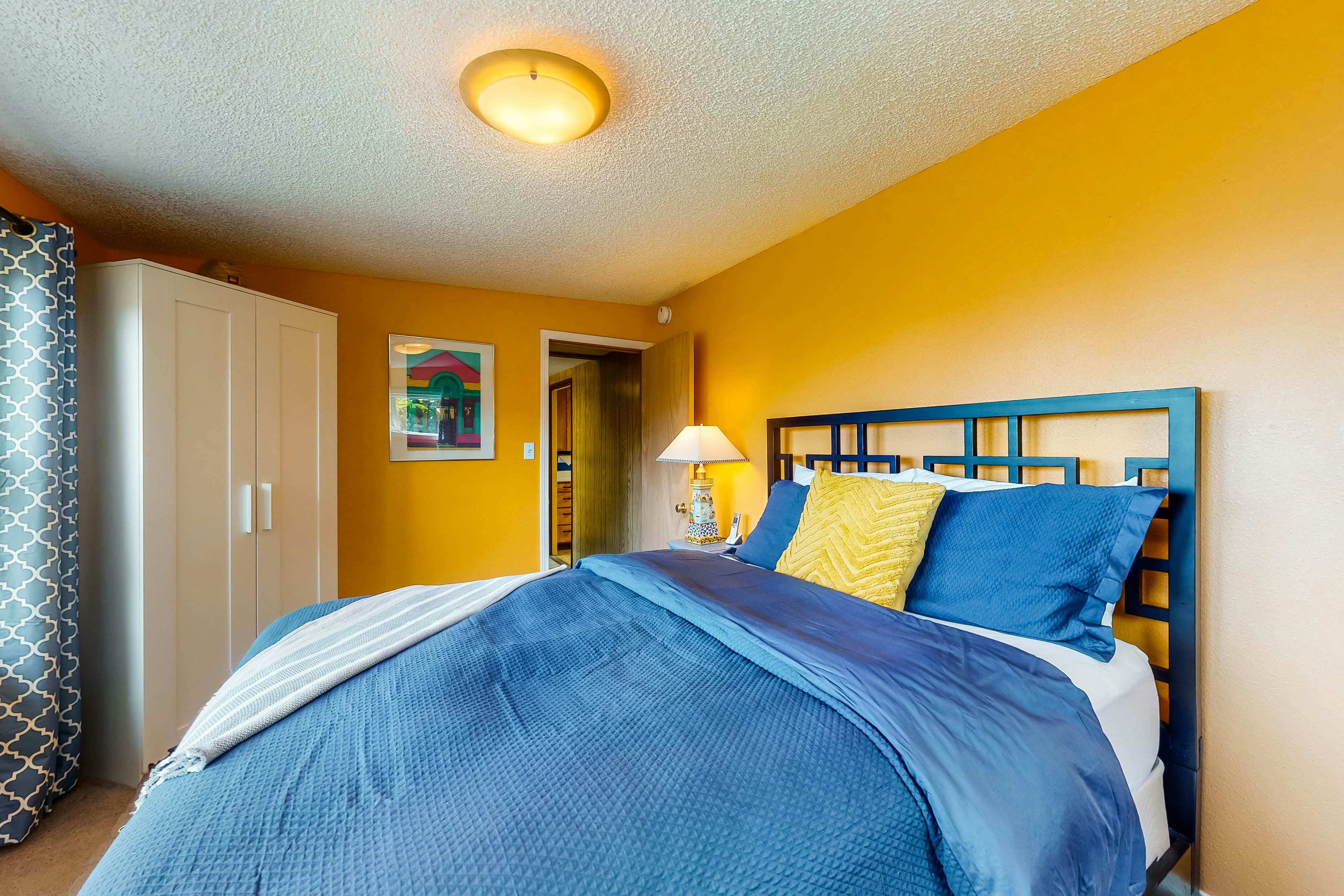 Charming dog friendly getaway with a full kitchen and firepit walk to the beach