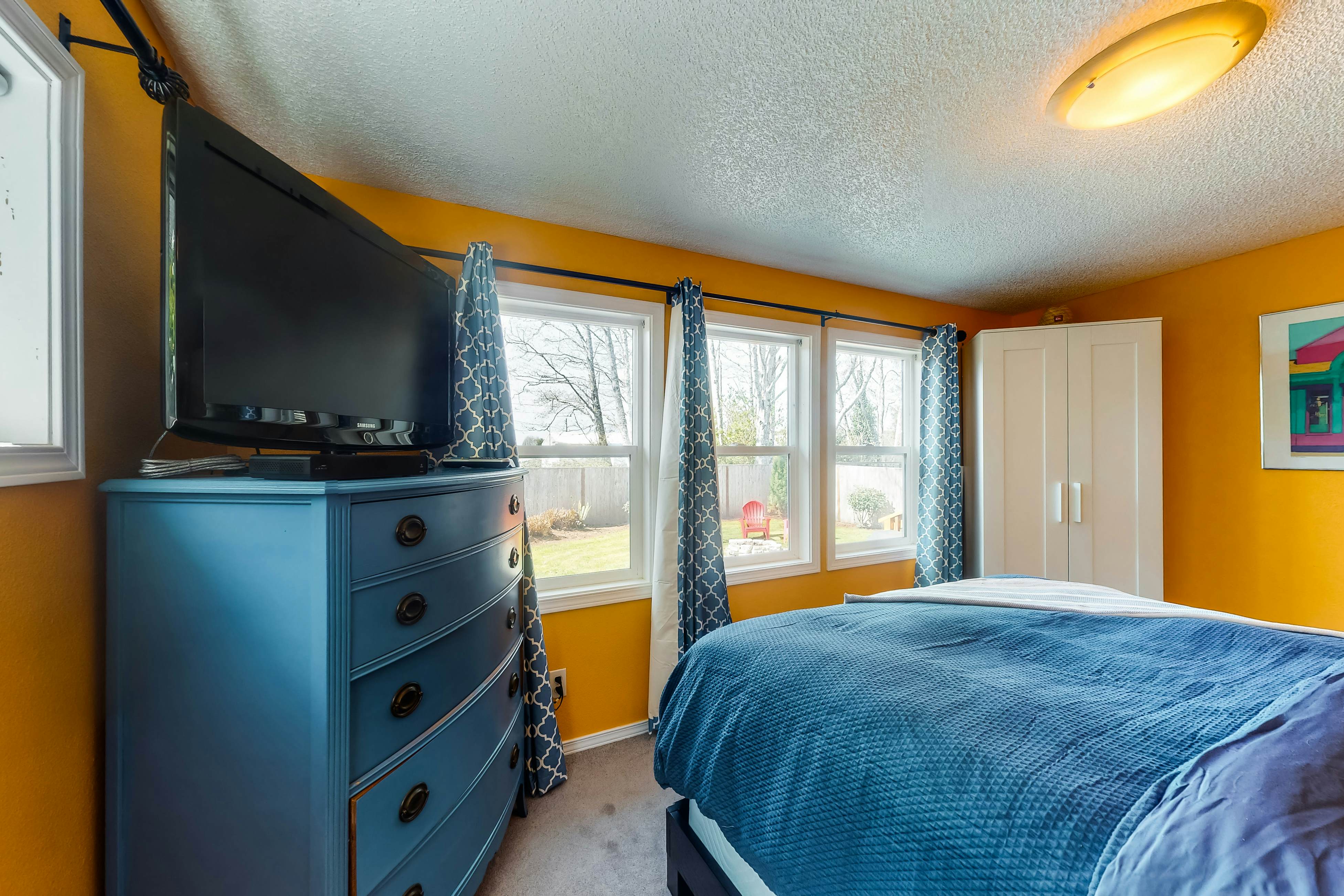 Charming dog friendly getaway with a full kitchen and firepit walk to the beach