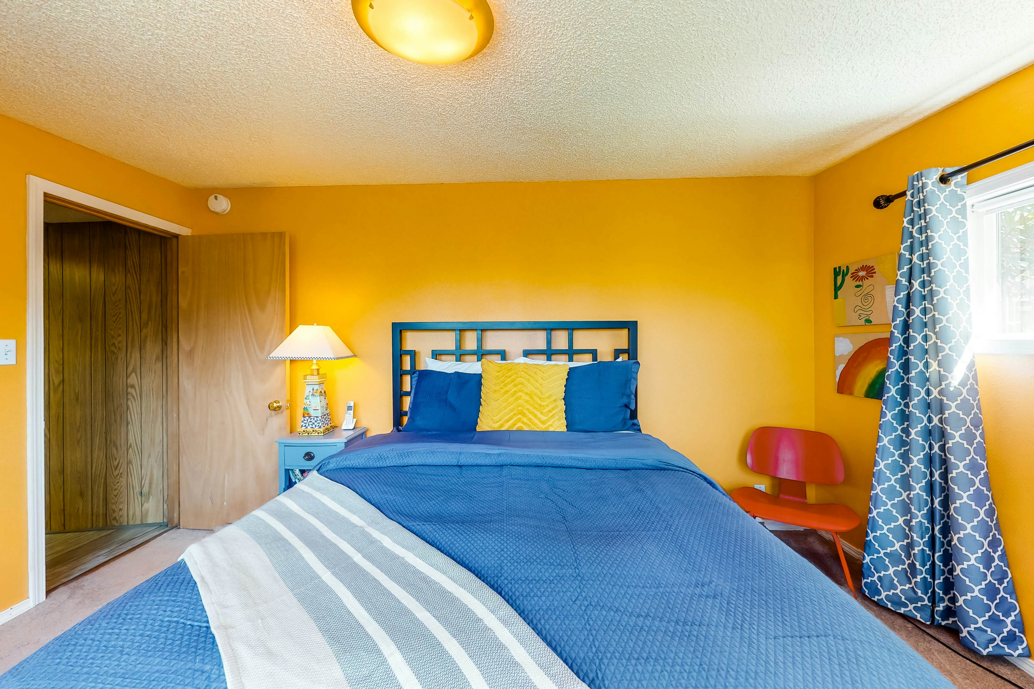 Charming dog friendly getaway with a full kitchen and firepit walk to the beach