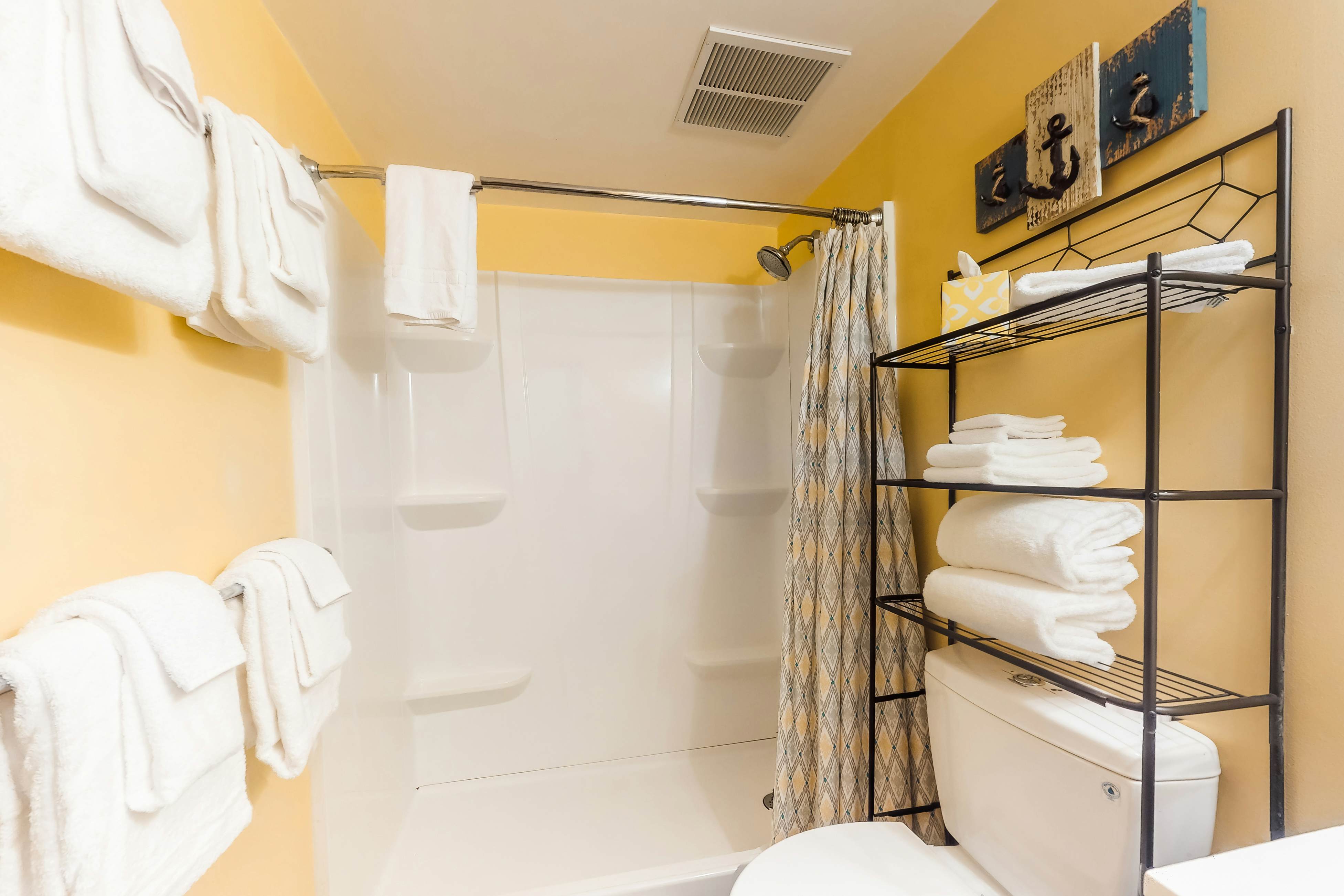 Charming dog friendly getaway with a full kitchen and firepit walk to the beach