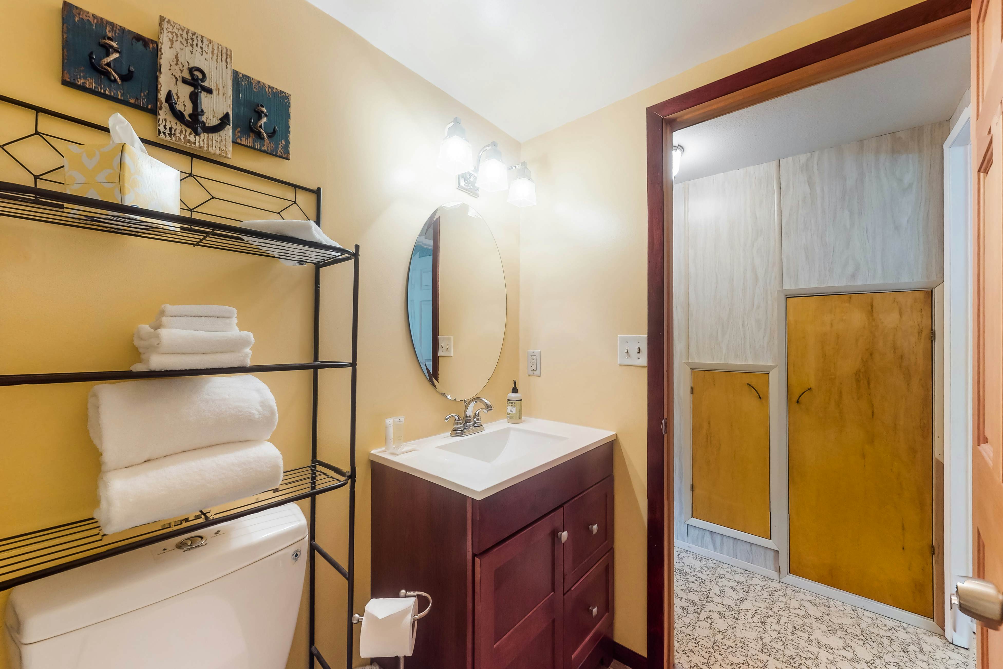 Charming dog friendly getaway with a full kitchen and firepit walk to the beach