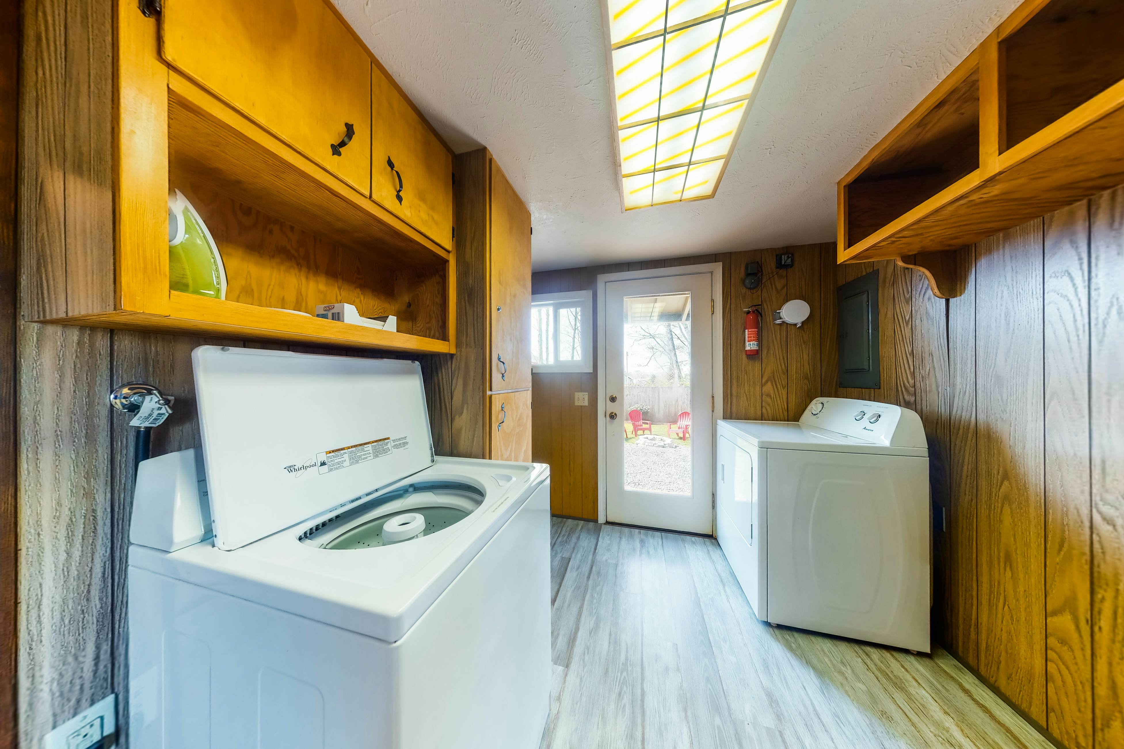 Charming dog friendly getaway with a full kitchen and firepit walk to the beach