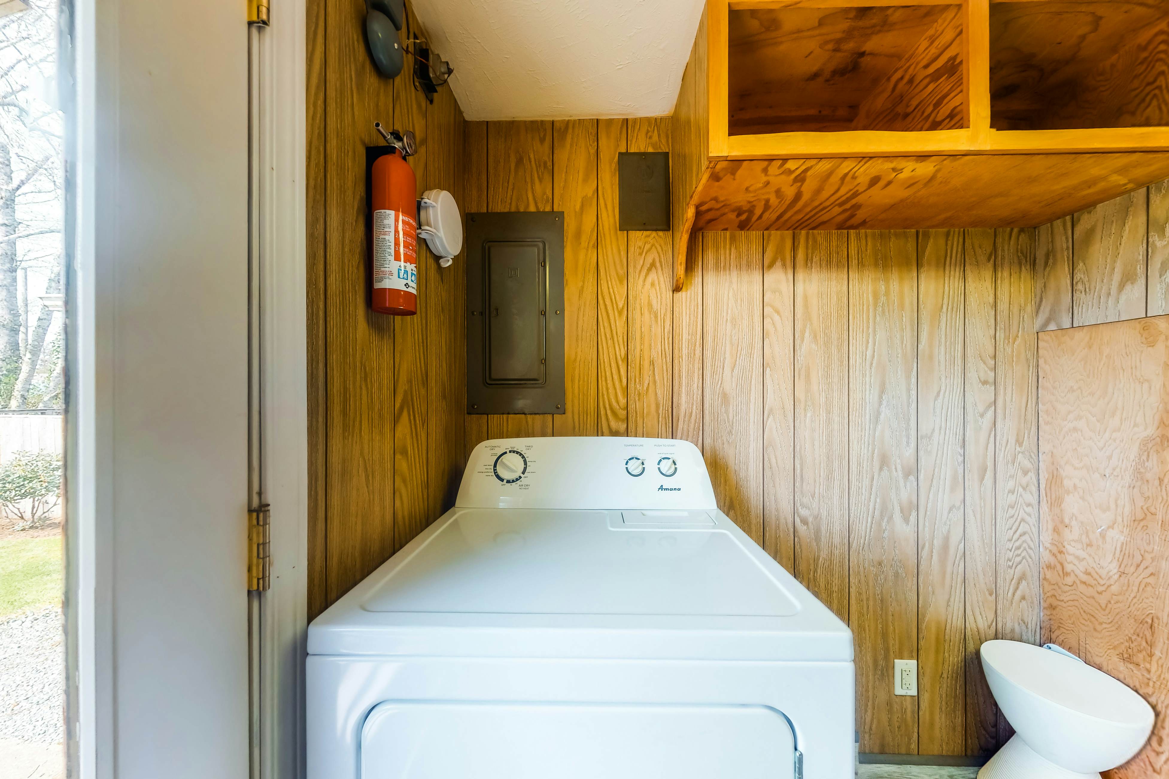 Charming dog friendly getaway with a full kitchen and firepit walk to the beach