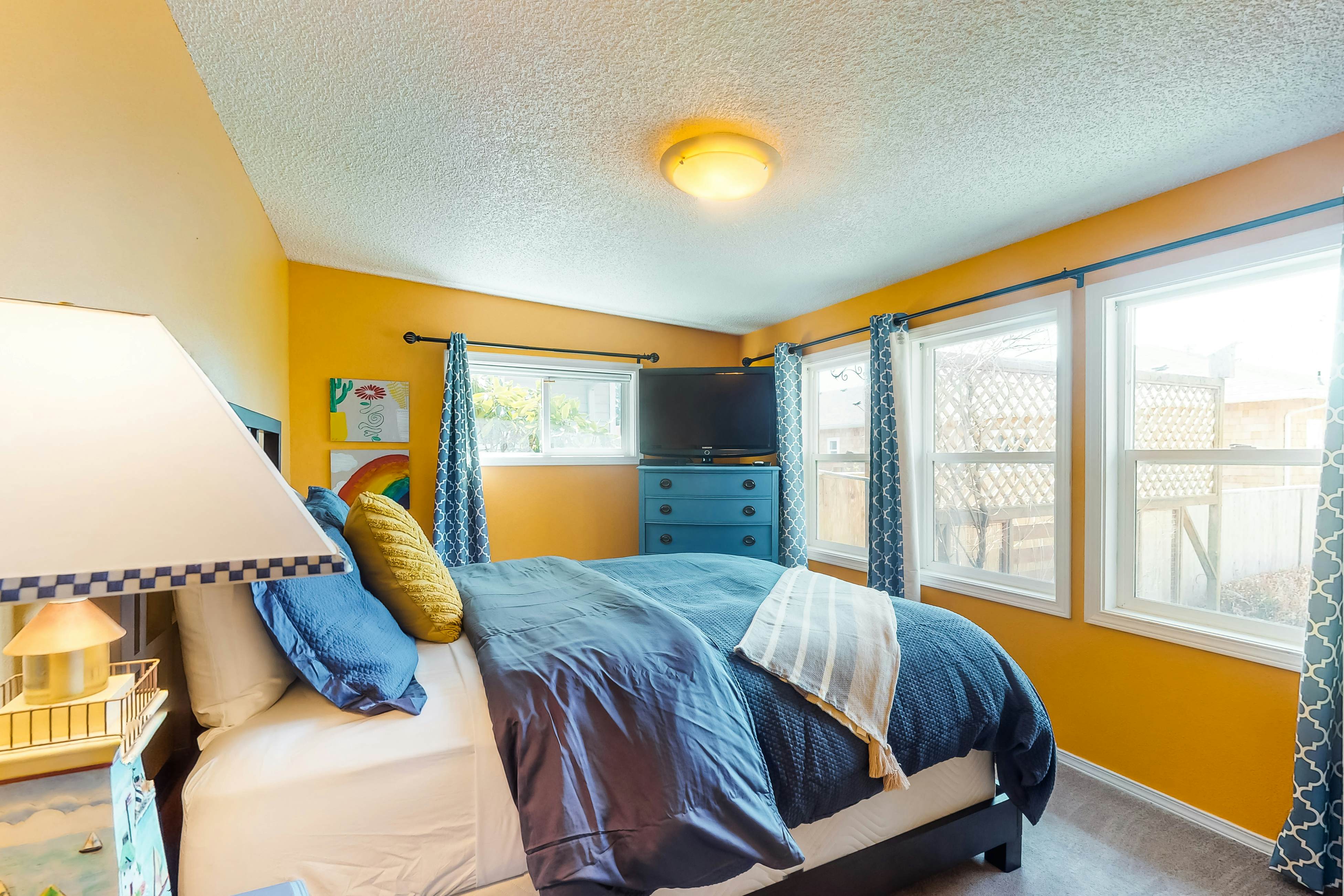 Charming dog friendly getaway with a full kitchen and firepit walk to the beach