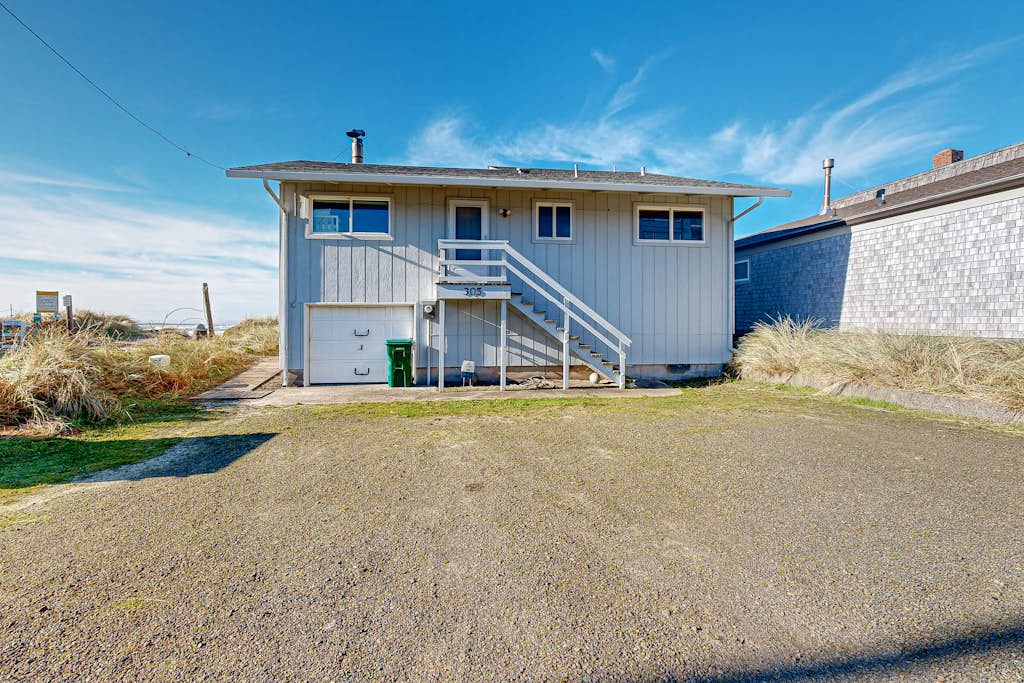 Oceanfront house with amazing views and short walk to downtown dogs welcome