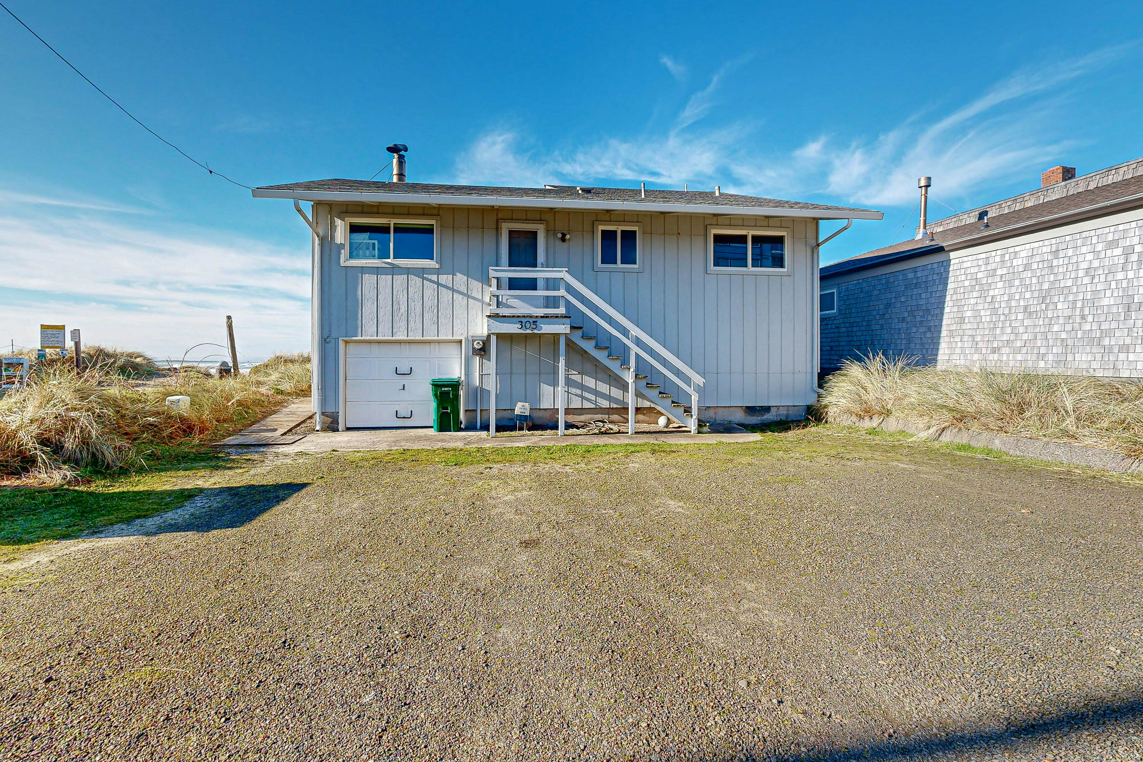 Oceanfront house with amazing views and short walk to downtown, dogs welcome