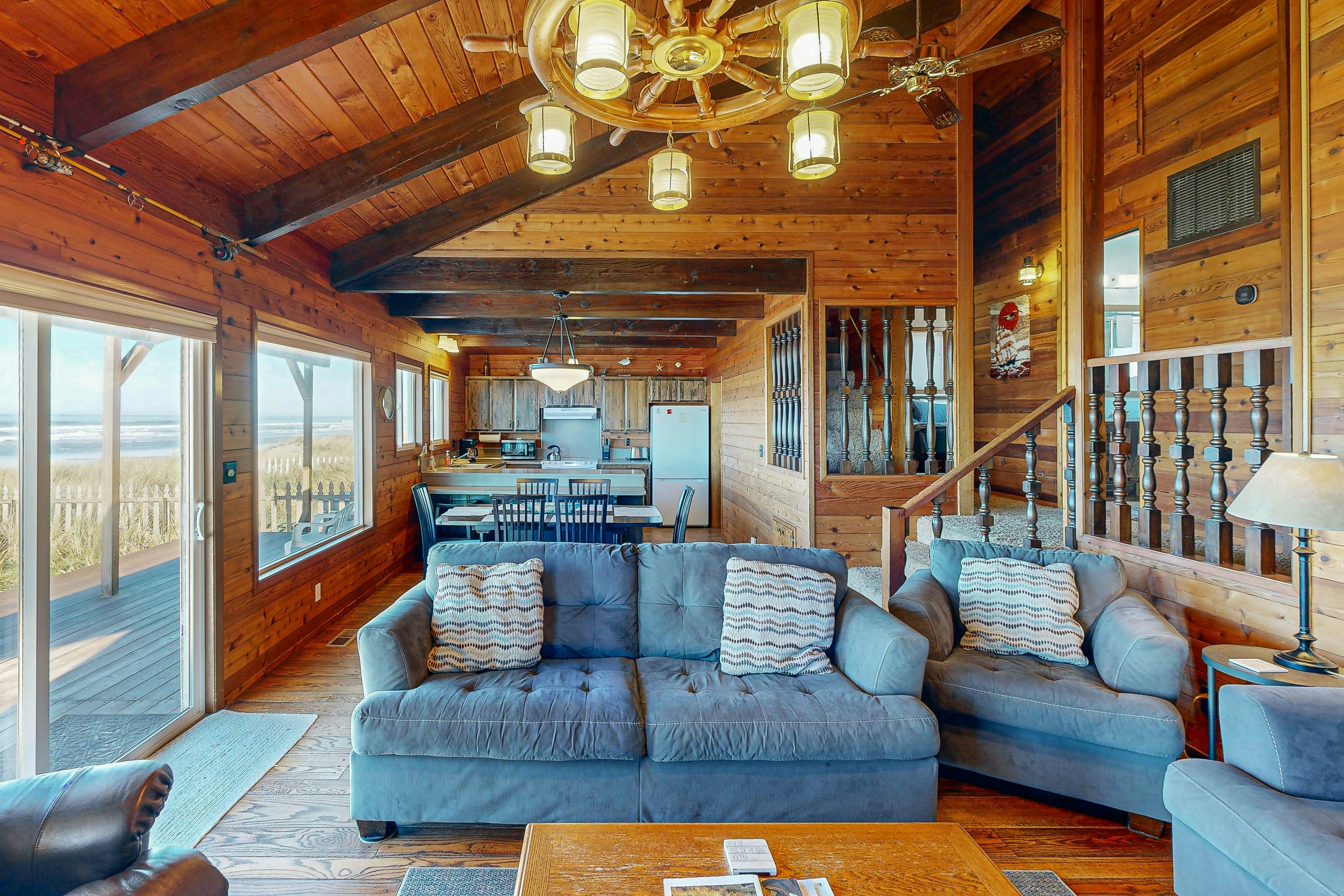 Oceanfront house with amazing views and short walk to downtown, dogs welcome