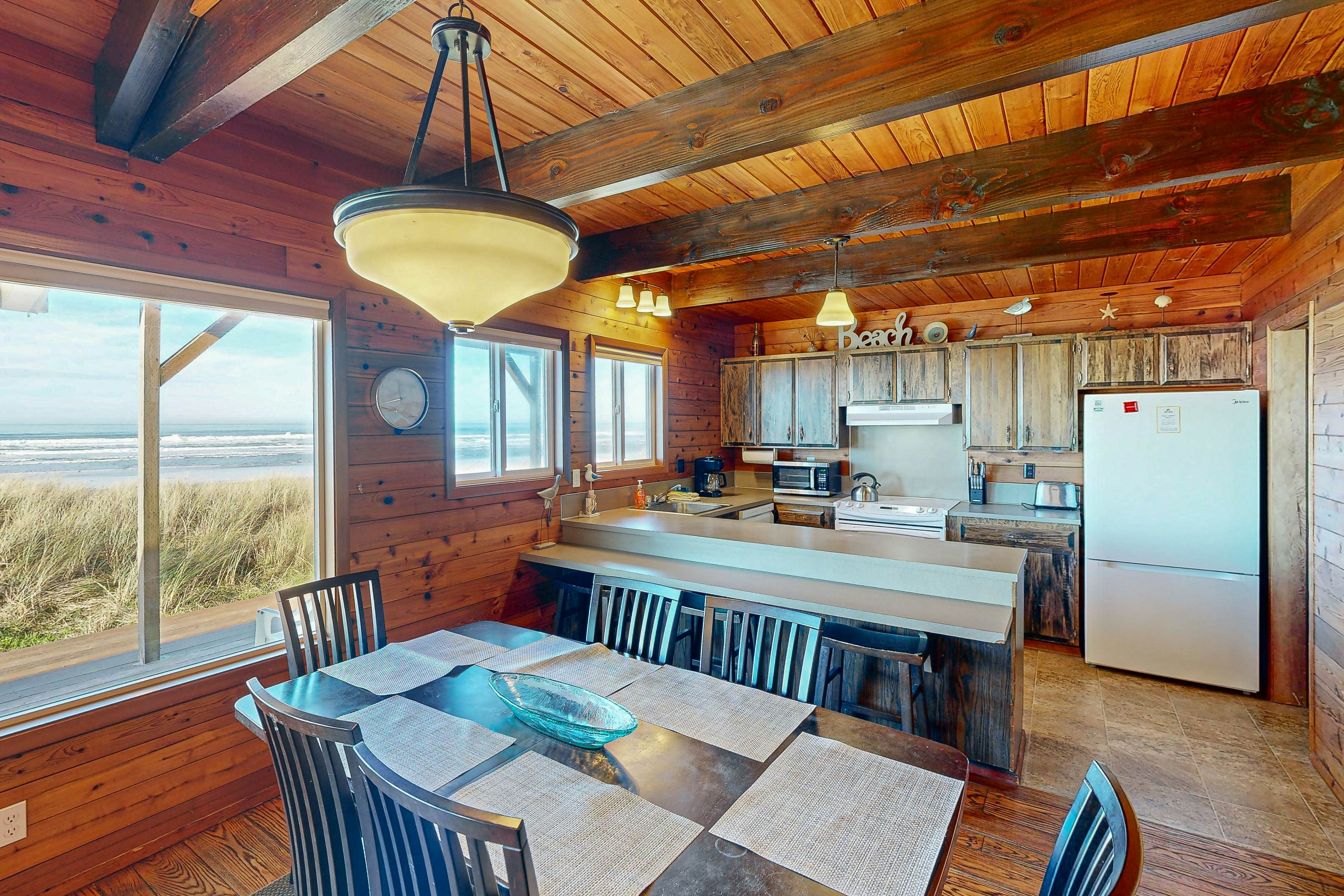 Oceanfront house with amazing views and short walk to downtown, dogs welcome