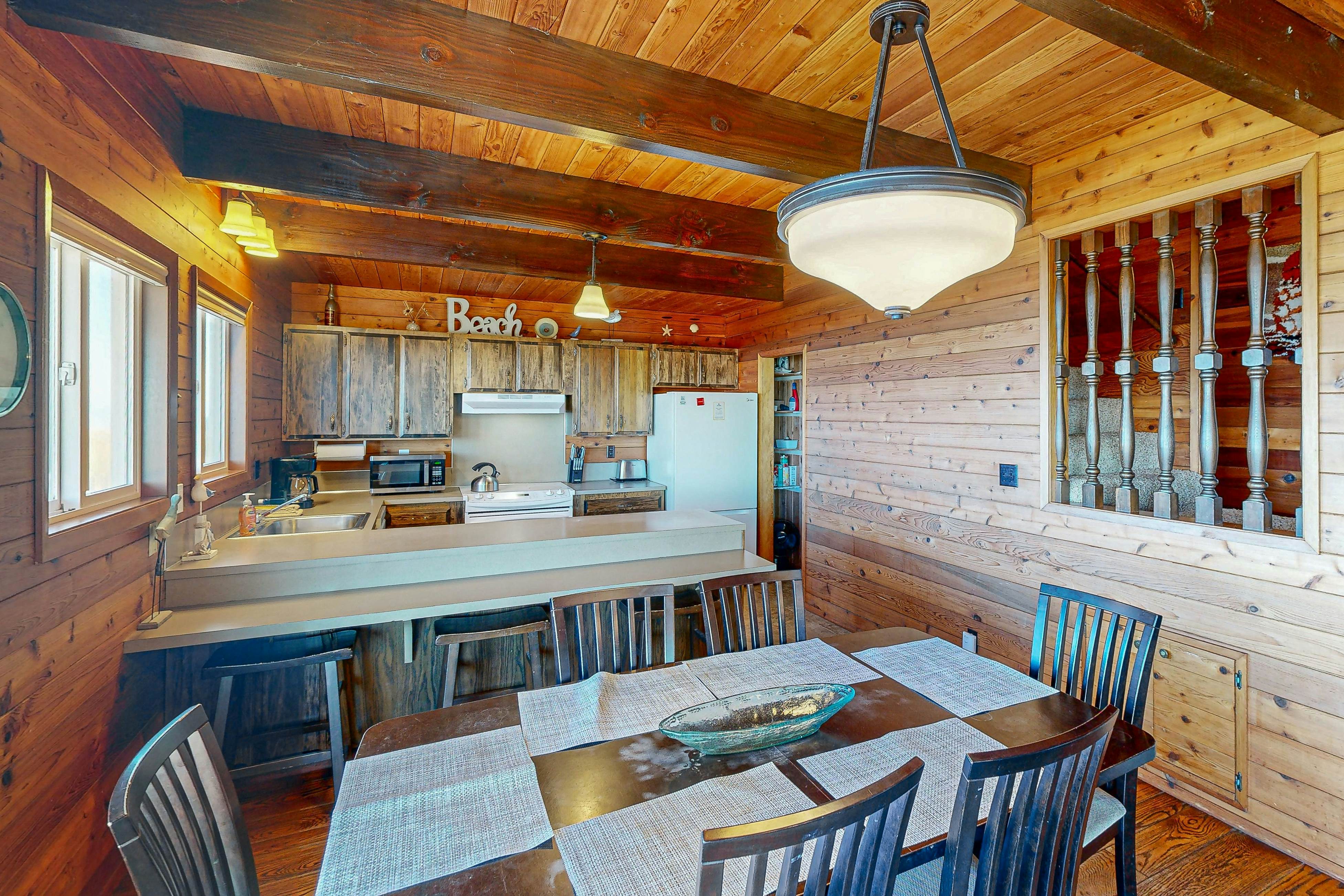 Oceanfront house with amazing views and short walk to downtown, dogs welcome