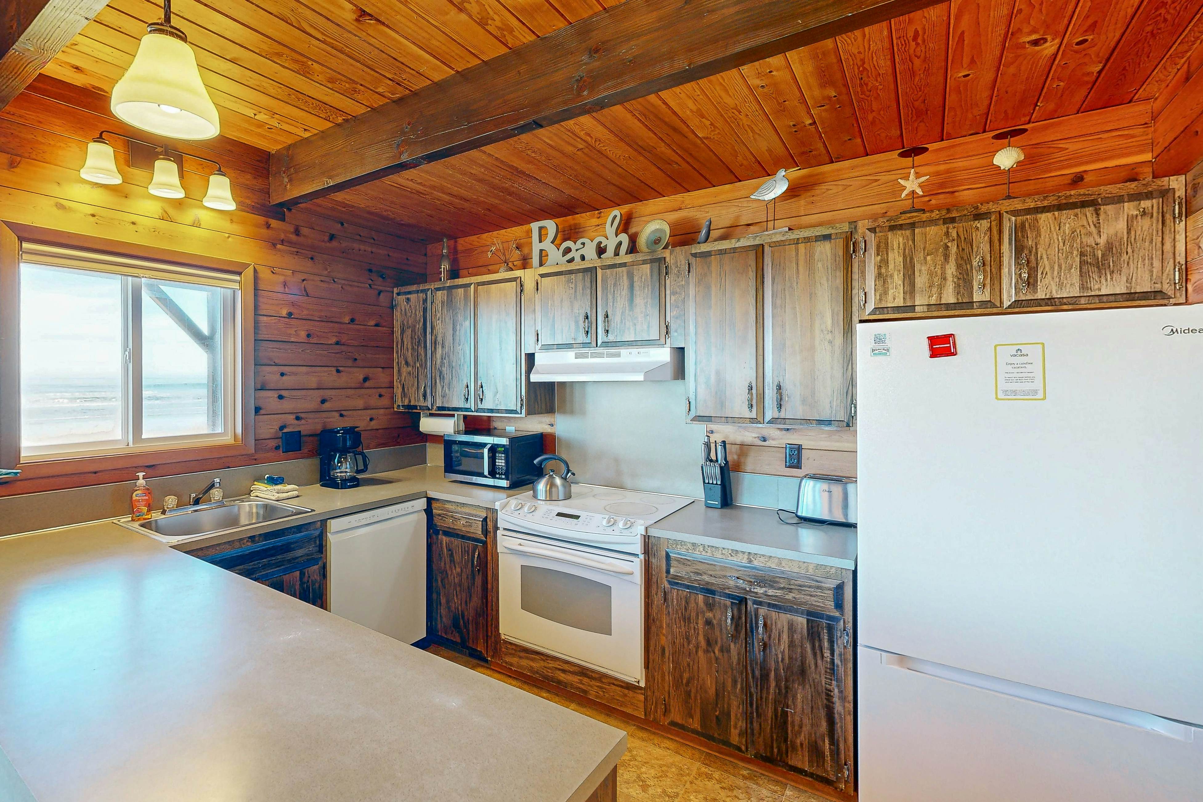 Oceanfront house with amazing views and short walk to downtown, dogs welcome