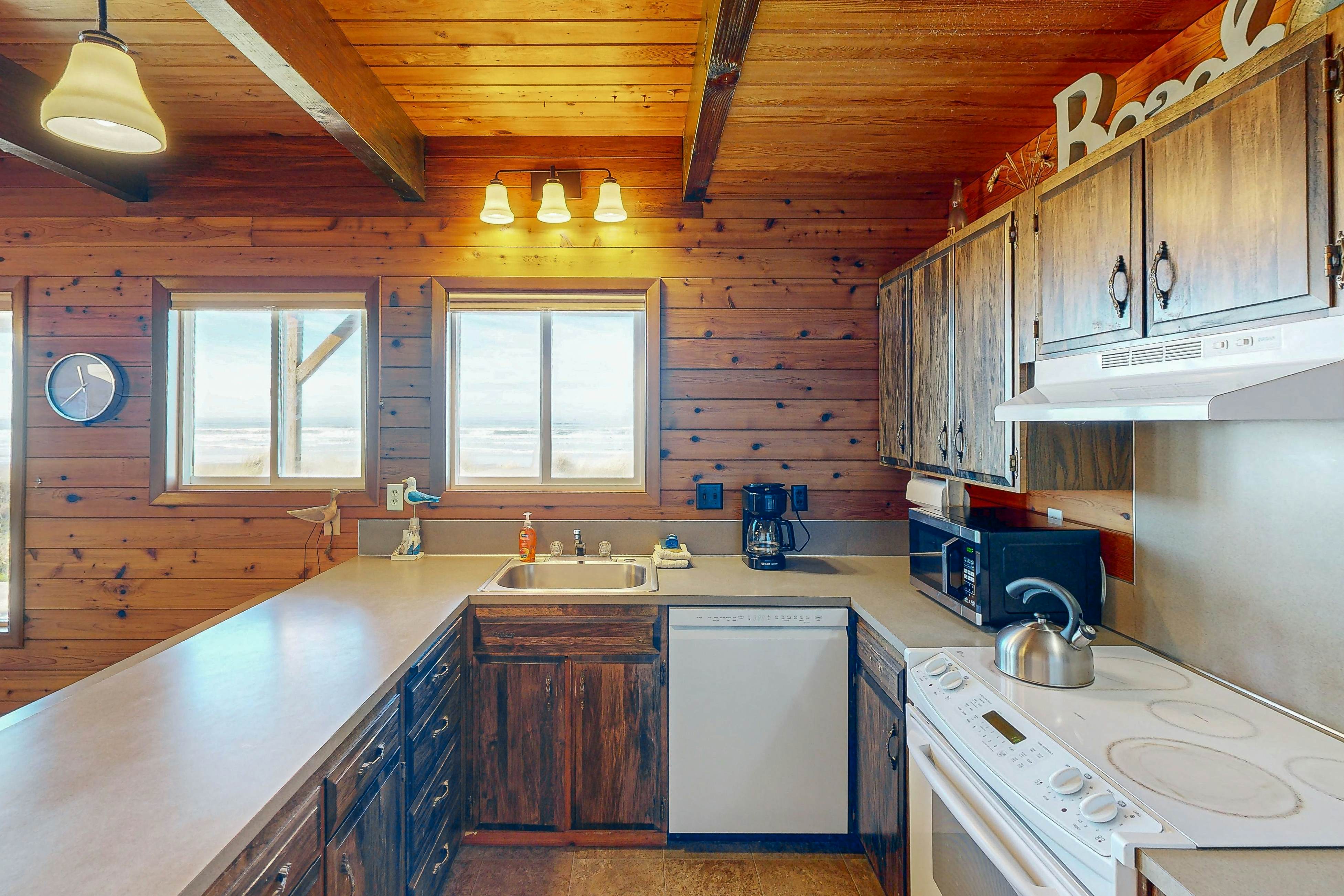 Oceanfront house with amazing views and short walk to downtown, dogs welcome