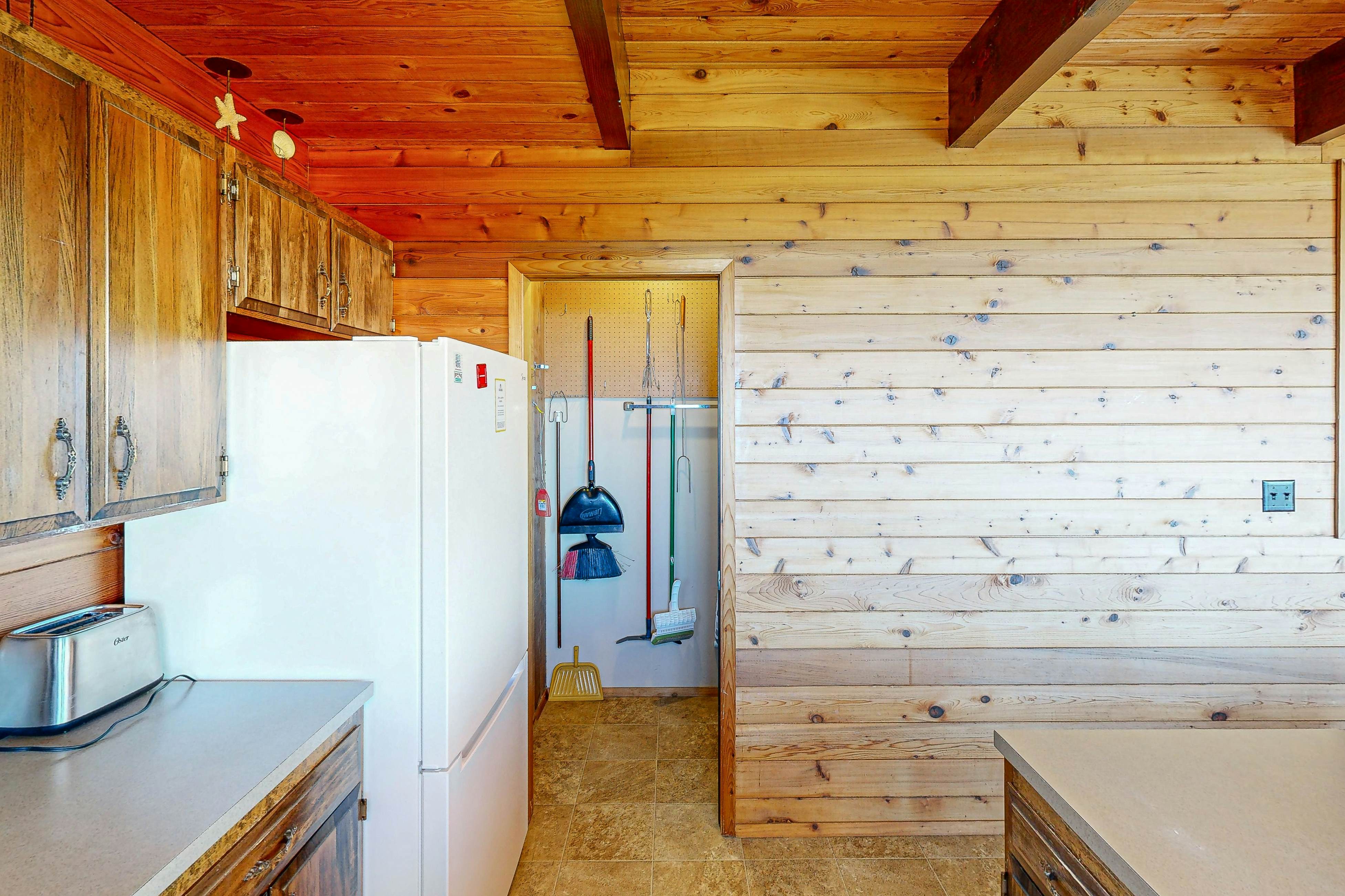 Oceanfront house with amazing views and short walk to downtown, dogs welcome