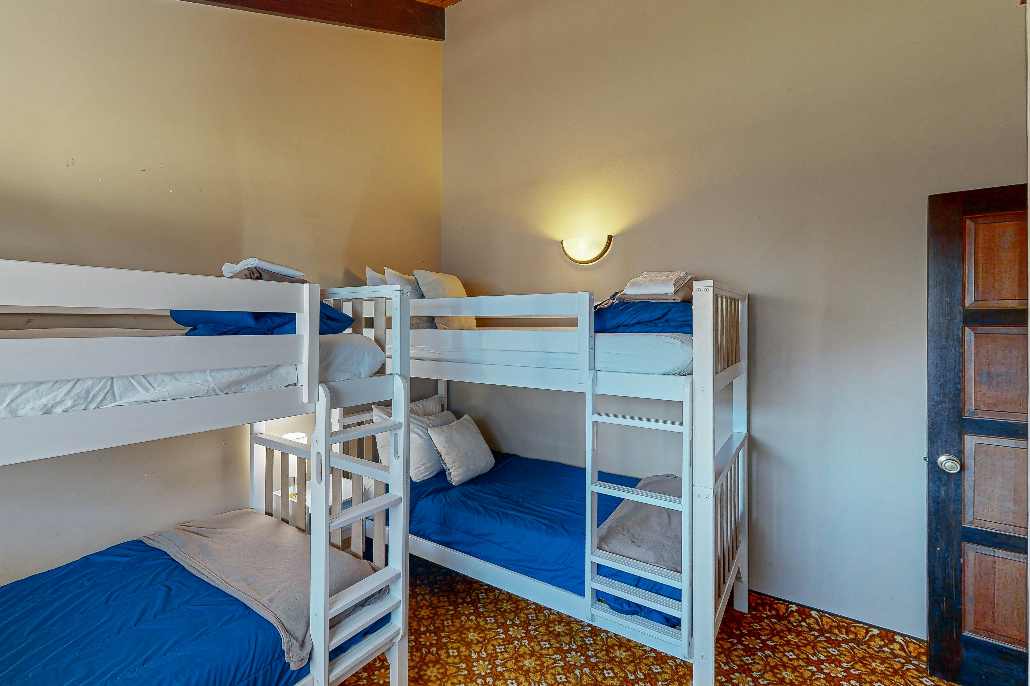 Oceanfront house with amazing views and short walk to downtown, dogs welcome