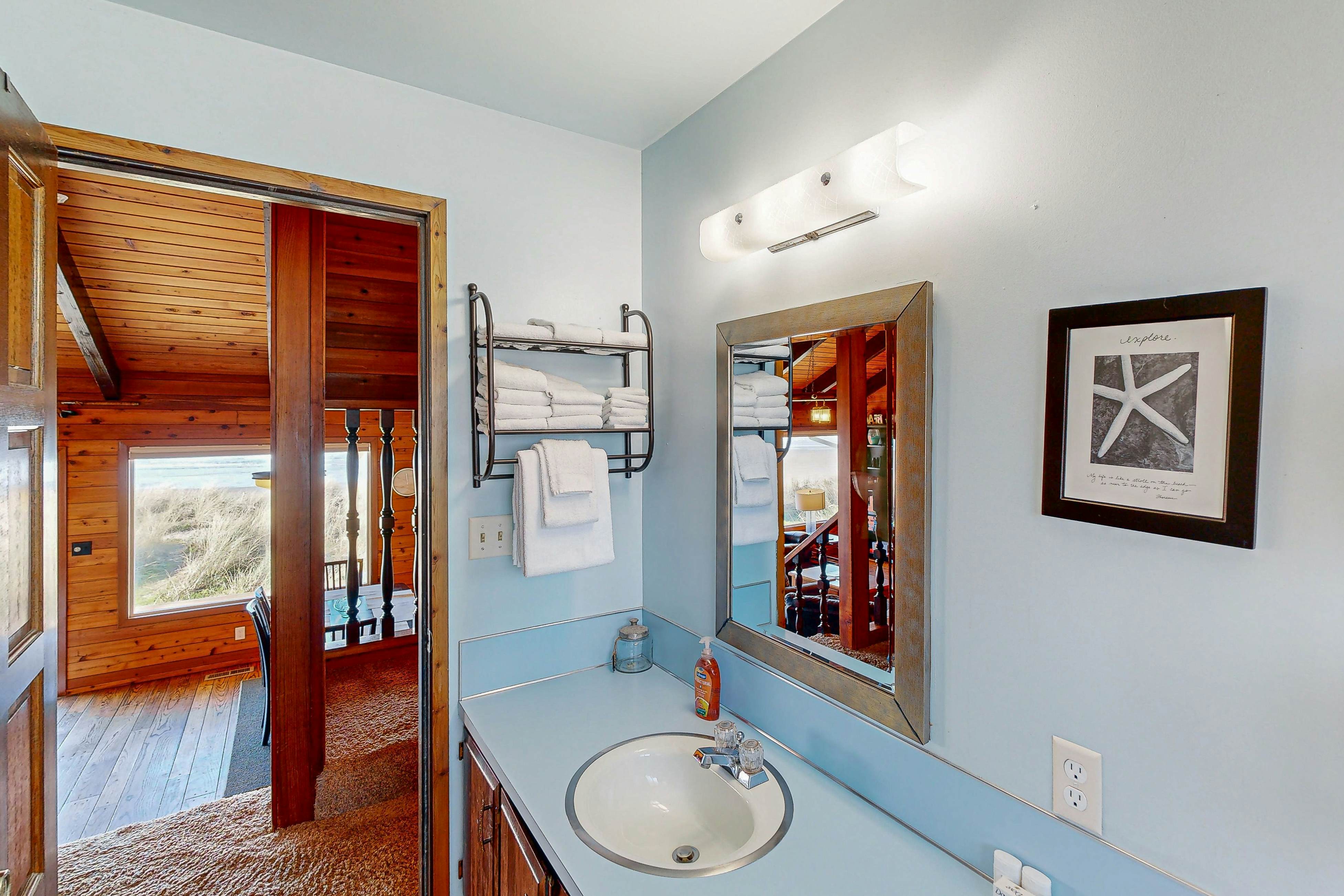 Oceanfront house with amazing views and short walk to downtown, dogs welcome