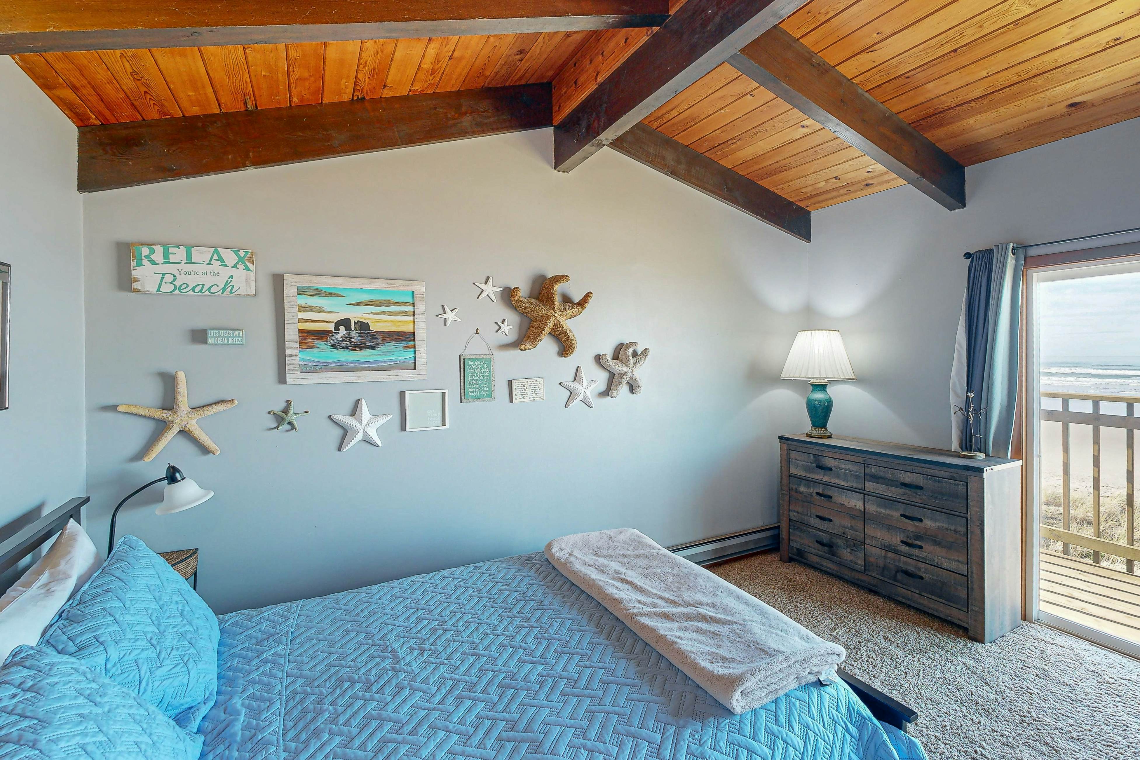 Oceanfront house with amazing views and short walk to downtown, dogs welcome