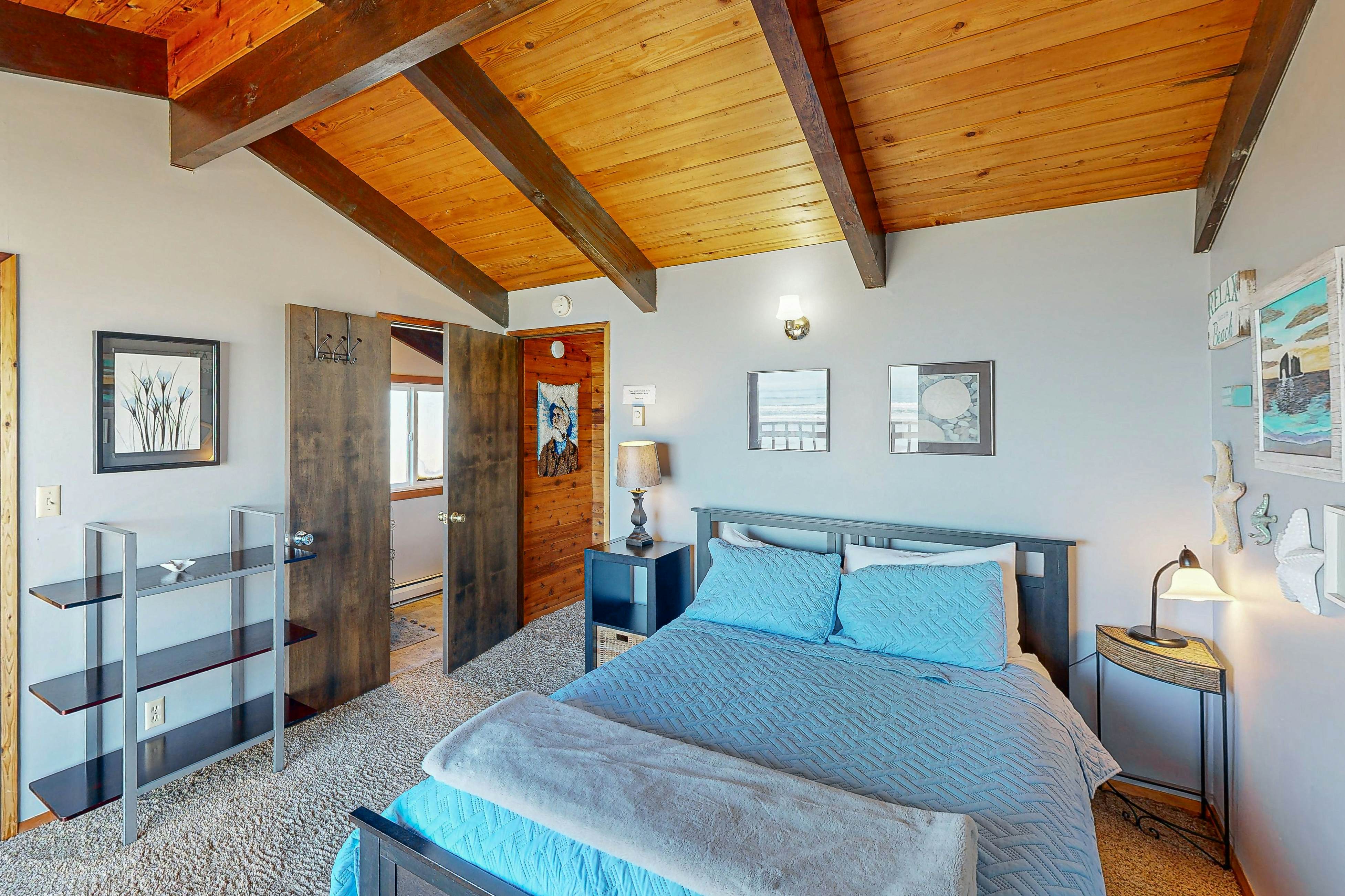 Oceanfront house with amazing views and short walk to downtown, dogs welcome