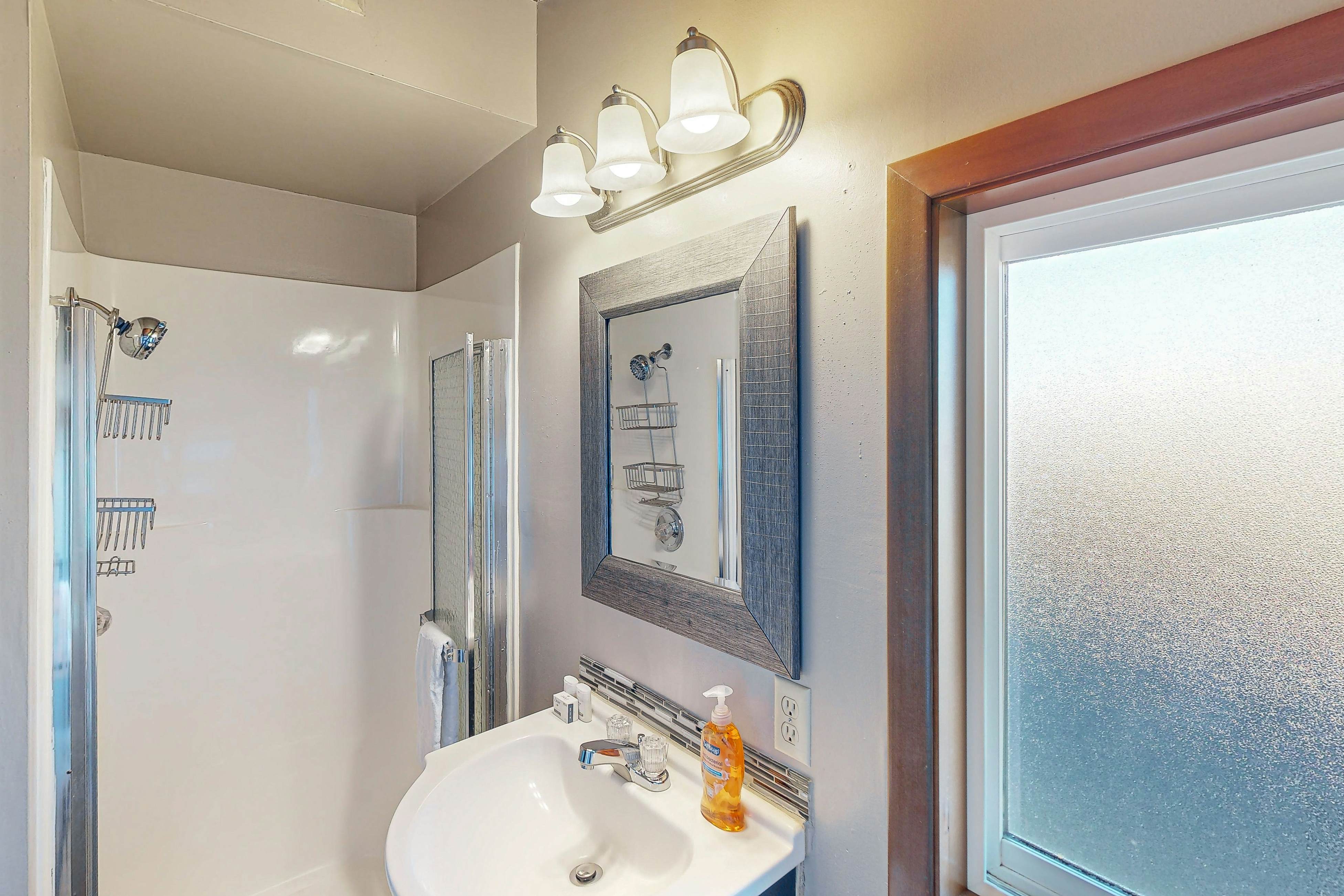 Oceanfront house with amazing views and short walk to downtown, dogs welcome