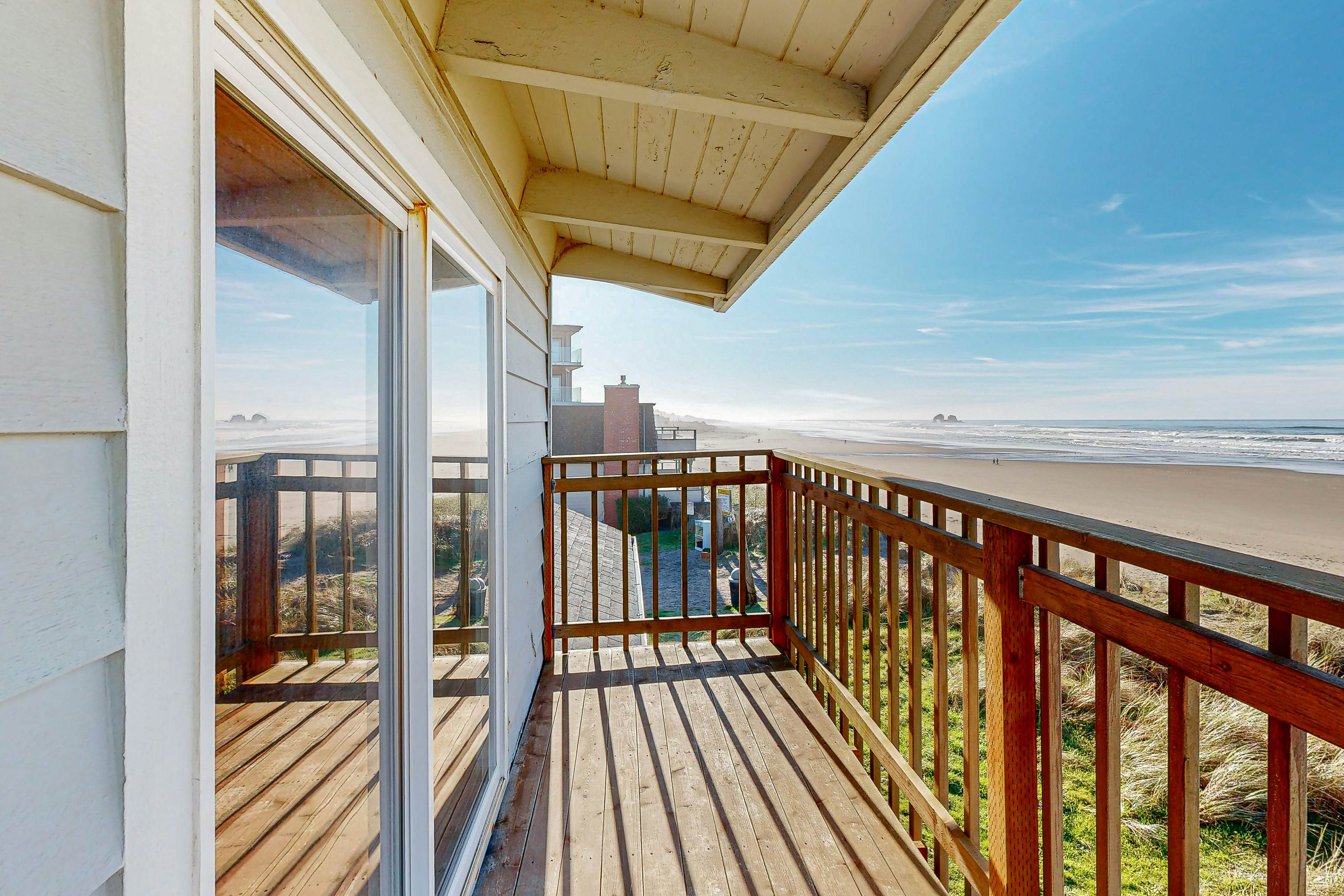 Oceanfront house with amazing views and short walk to downtown, dogs welcome