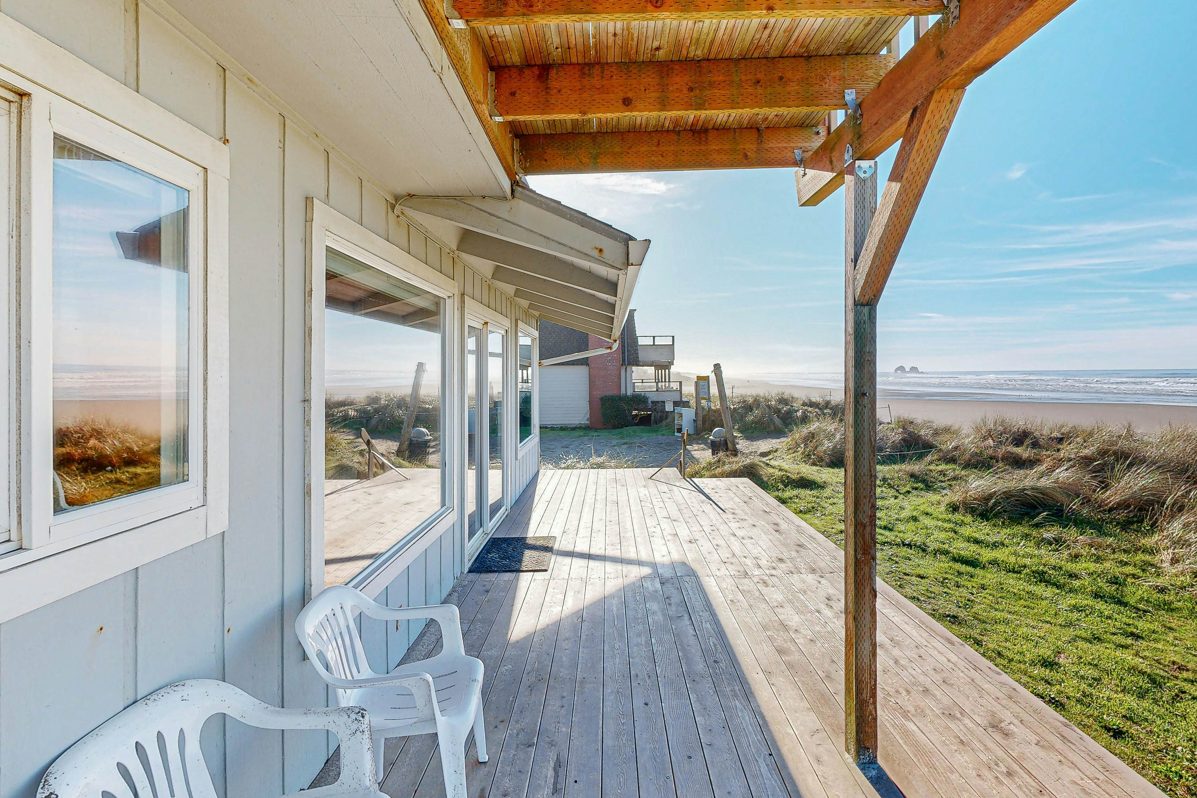 Oceanfront house with amazing views and short walk to downtown, dogs welcome