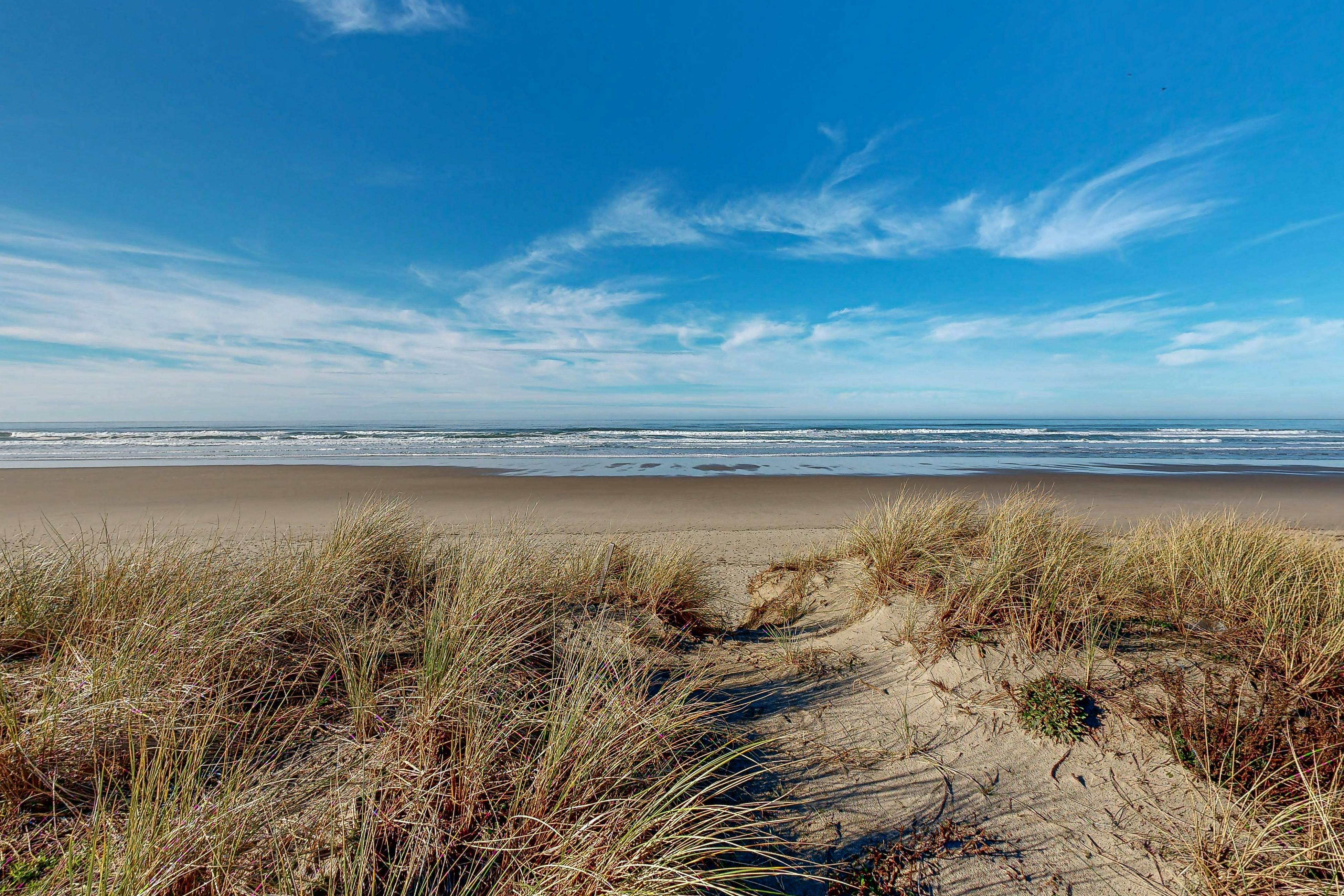 Oceanfront house with amazing views and short walk to downtown, dogs welcome