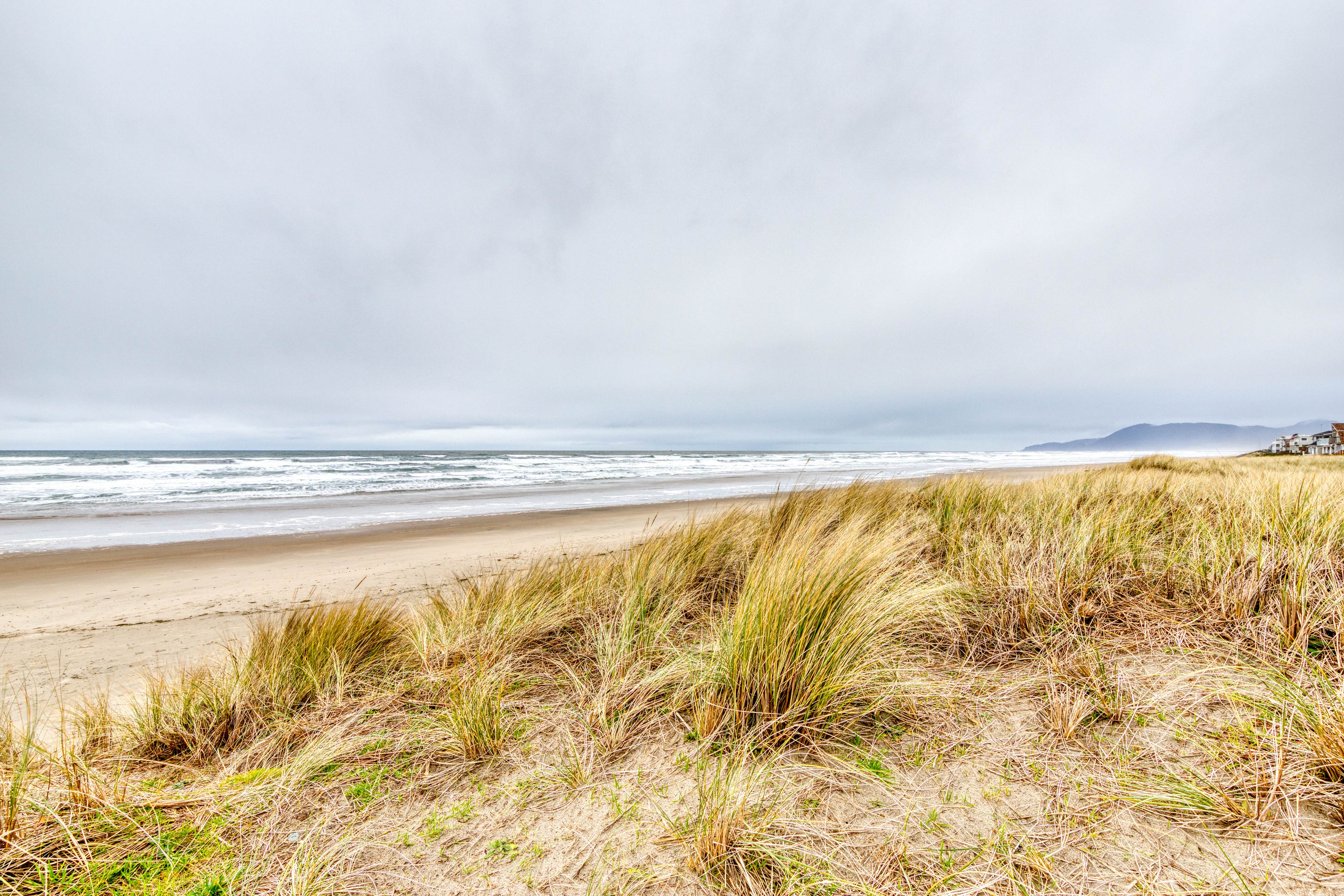 Oceanfront house with amazing views and short walk to downtown, dogs welcome